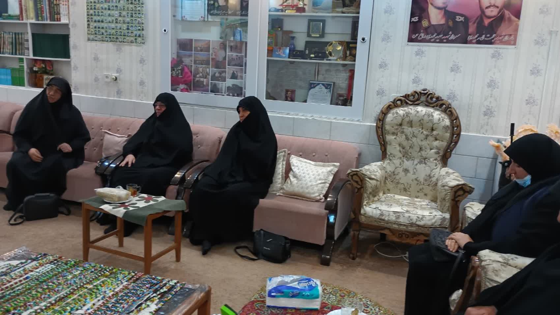 جلسه ستادبانوان  پشتیبان جنگ ومقاومت به ریاست مفتح زاده مدیرکل امور زنان وخانواده استانداری و باحضوراعضا تشکیل شد.

دراین جلسه  مفتح زاده شناسایی بانوان فعال درمحلات شهراراک ، ارتباط گیری وسازماندهی آنها، استمرار جهاد تبیین وتقویت شبکه بانوان کنشگر را مورد تأکید قرار داد. 
وی همچنین گفت؛ کار تشکیلاتی دقیق در مرکز استان نقش الگویی برای تشکلهای بانوان در شهرستانها دارد وتمرکز ما باید بر فعالیتهای محله محور باشد.

سه شنبه ۱۱آذر ۱۴۰۴