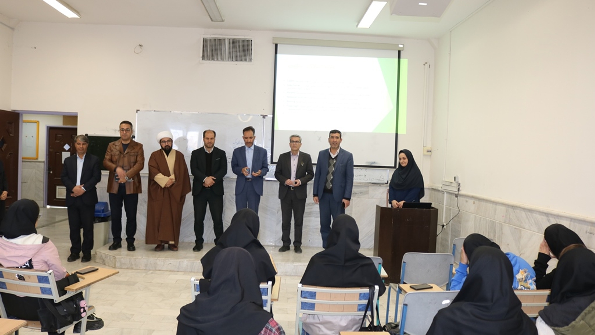 فرماندار و نماینده مردم خمین در مجلس از دانشگاه آزاد اسلامی خمین بازدید کردند