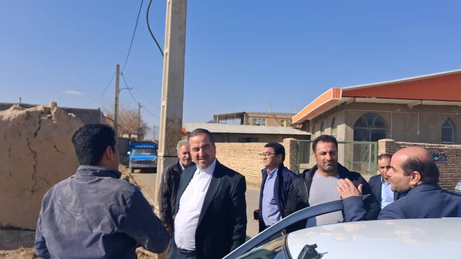 حضور فرماندار و جمعی از مسئولان در روستای دهلق