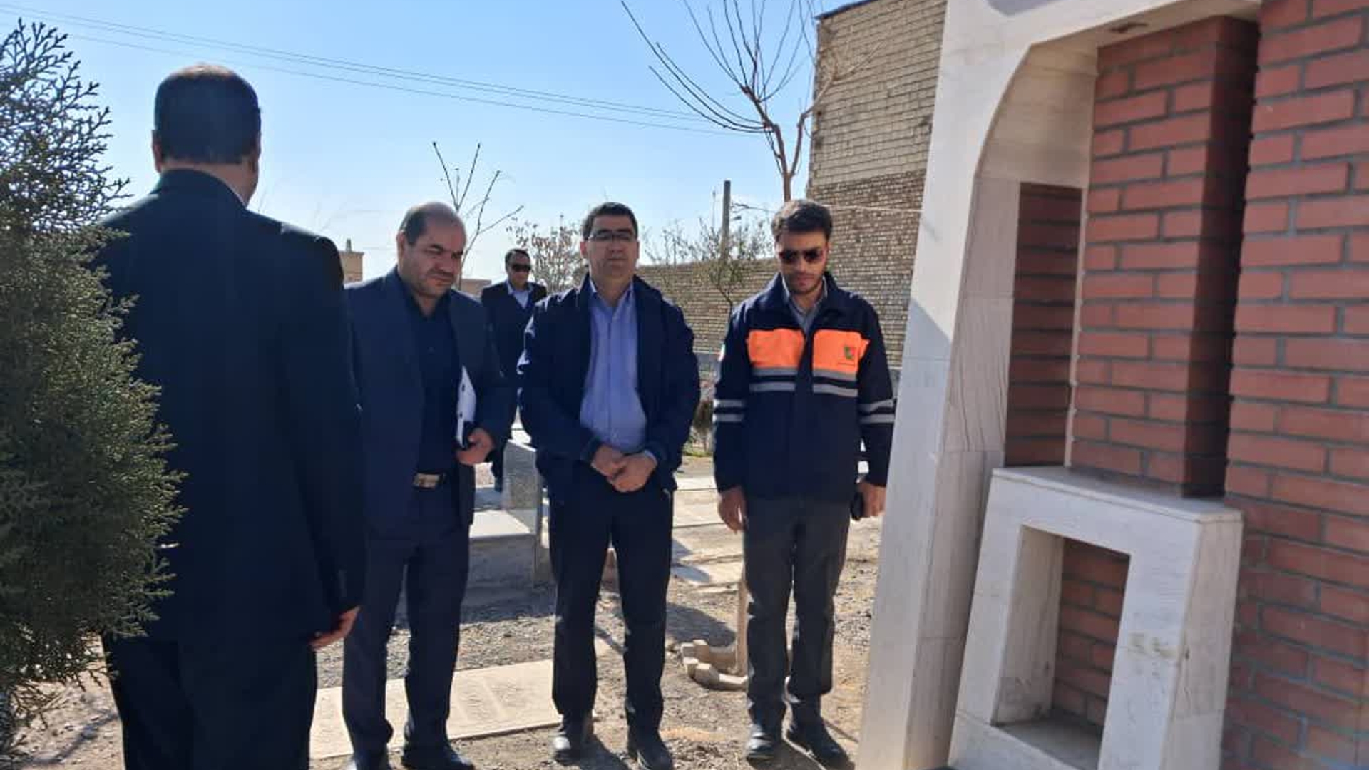 ادای احترام فرماندار و تعدادی از مدیران دستگاه‌های اجرایی شهرستان اراک به مقام شامخ شهدای روستای ابراهیم آباد