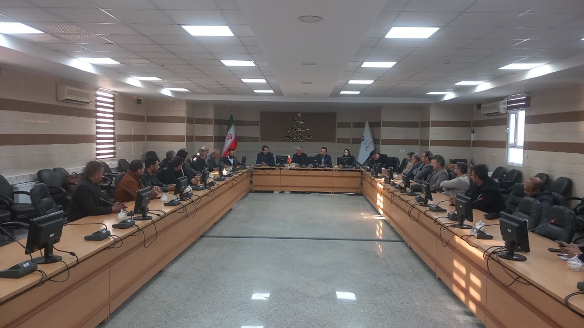 جلسه بررسی موانع و راهکارهای اعلام بار مجازی واحدهای تولیدی در زرندیه برگزار شد