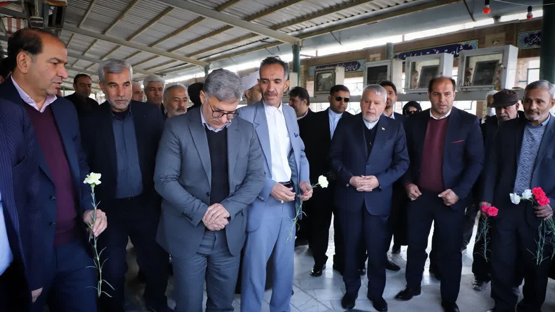 قبور مطهر شهدای شهرستان خمین بمناسبت هفته فرهنگی گلباران شد