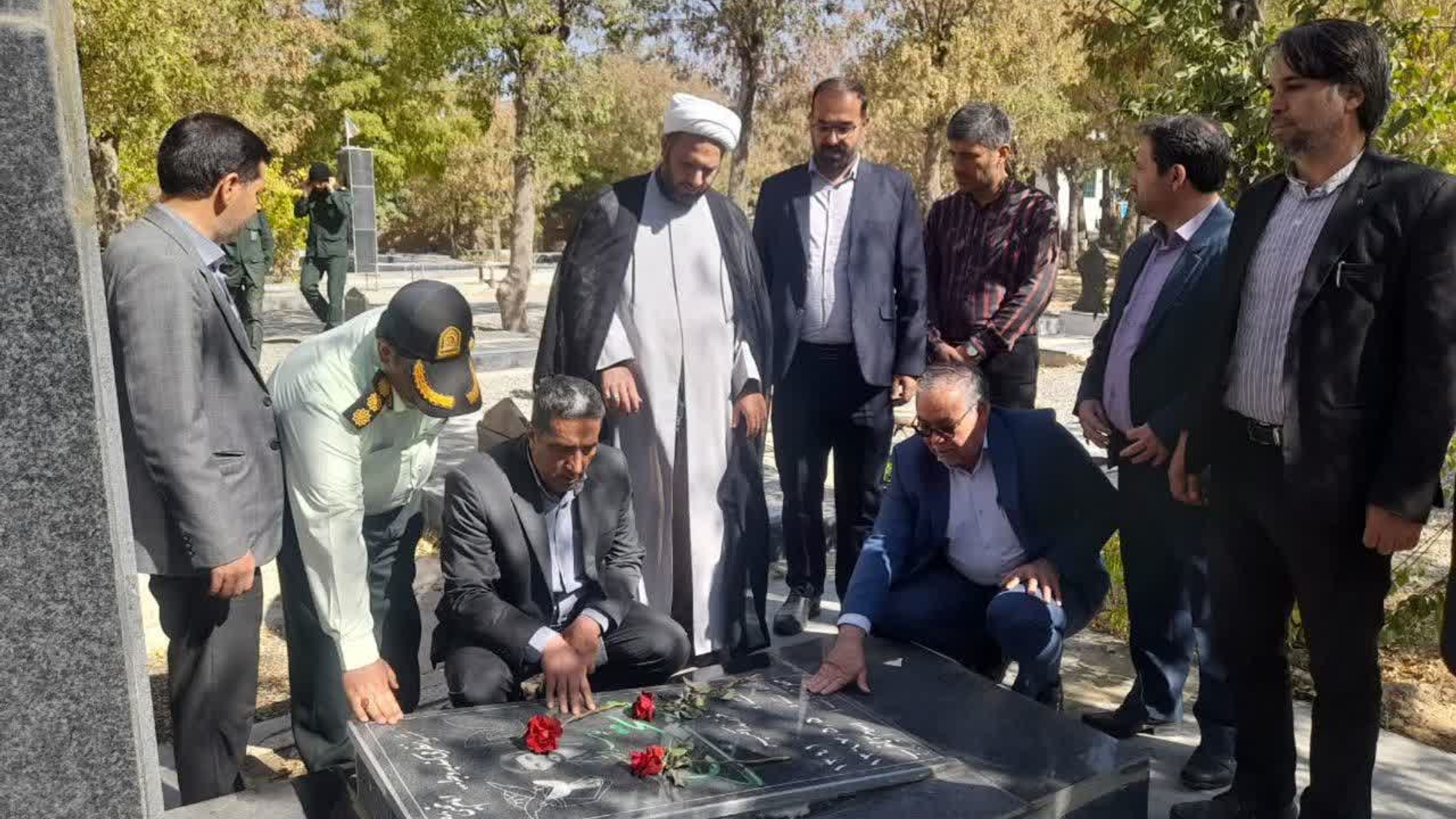 غبارروبی و گلباران مزار مطهر شهدای شهرستان کمیجان به مناسبت آغاز هفته فرهنگی