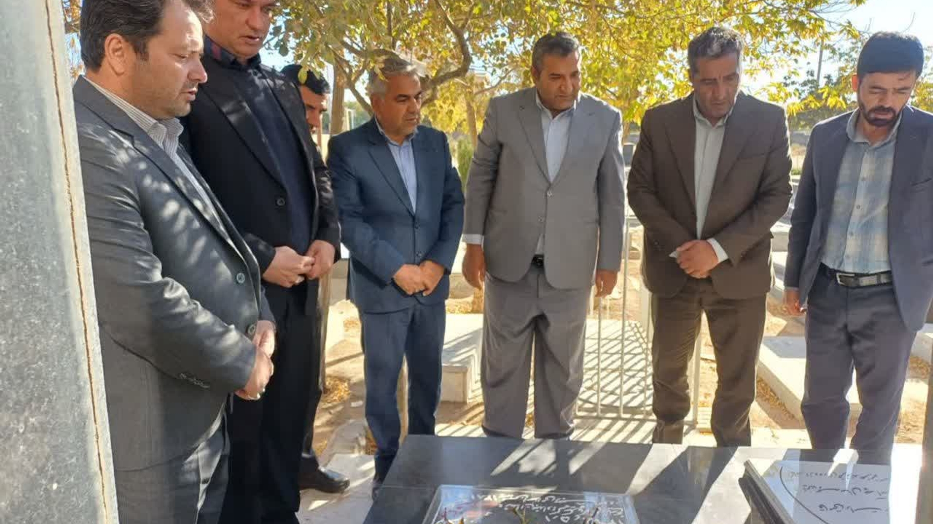 🔻غبارروبی و گلباران مزار مطهر شهدای گمنام و شهدای محله عیسی‌آباد کمیجان به مناسبت هفته پدافند غیرعامل