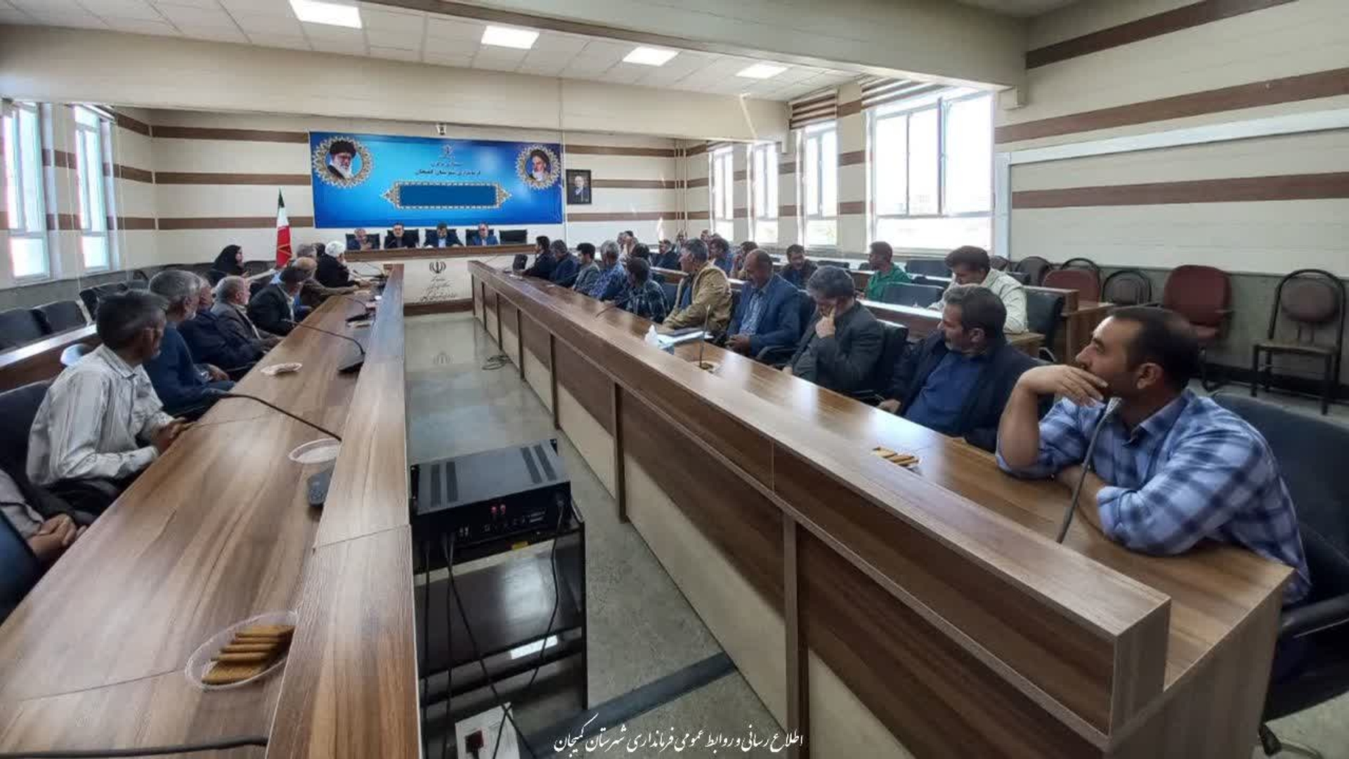 🔻 نشست فرماندار شهرستان کمیجان با اعضای شوراهای اسلامی بخش مرکزی