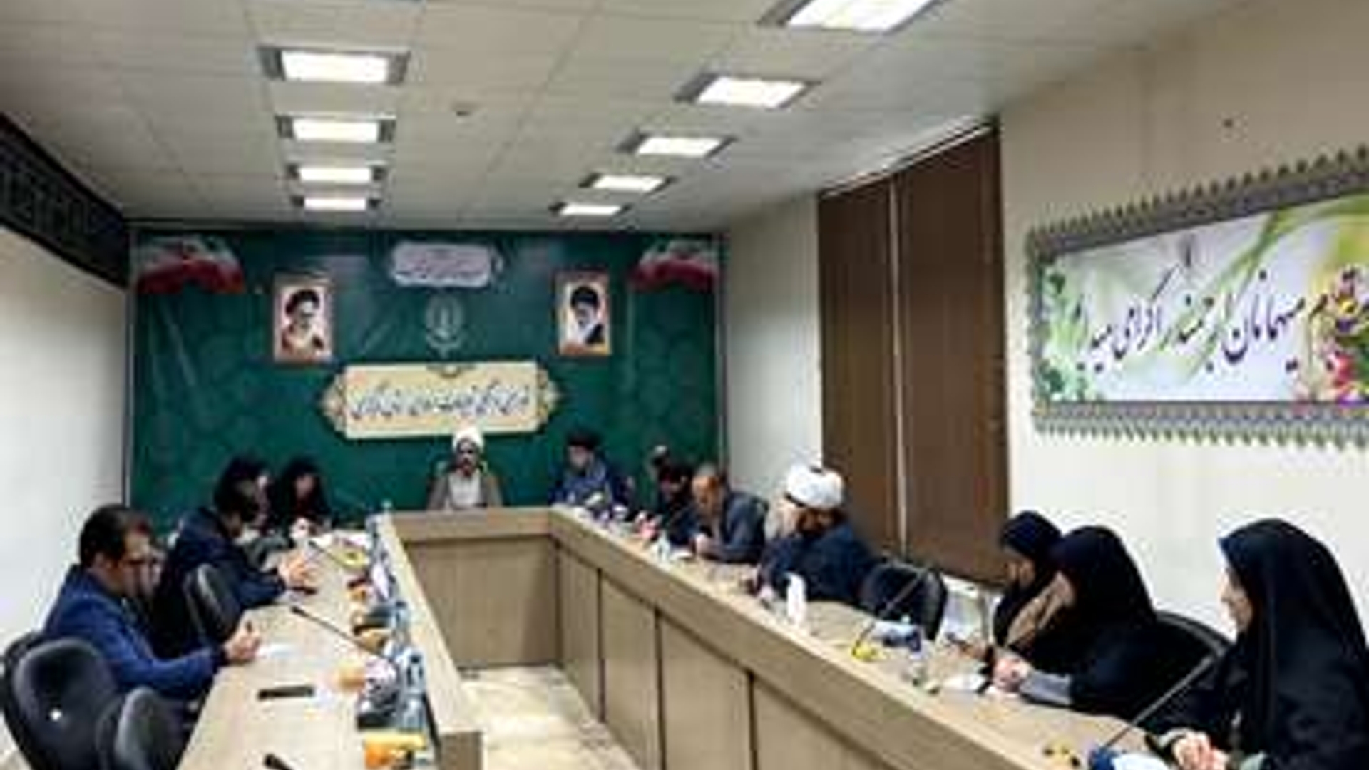 جلسه برنامه ریزی و هماهنگی هفته بزرگداشت مقام زن و روز مادر، در محل سالن جلسات شورای هماهنگی تبلیغات اسلامی به ریاست حجت الاسلام والمسلمین گودرزی رئیس شورای هماهنگی تبلیغات اسلامی استان مرکزی و باحضور سرکار خانم مفتح زاده مدیرکل دفتر خانواده و بانوان استانداری مرکزی و جمعی از مسئولین برگزار شد.