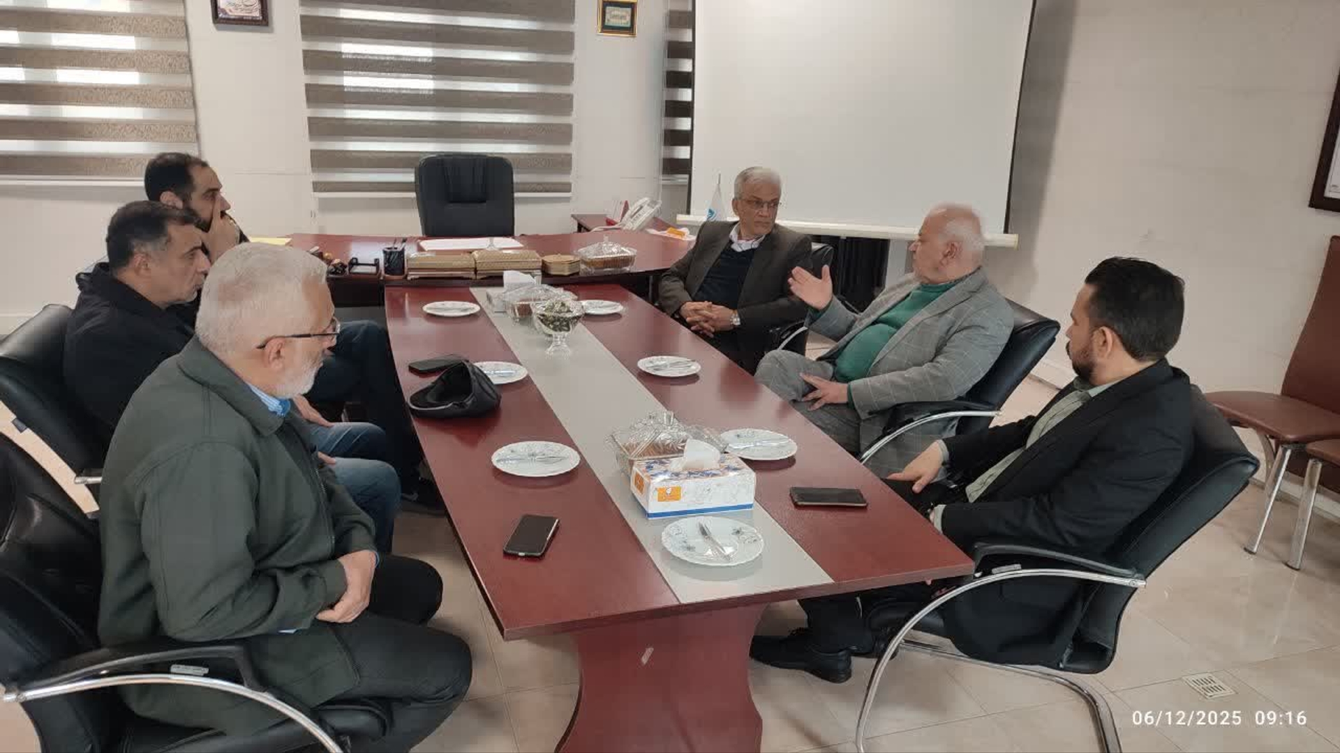 فرماندار زرندیه از بخش‌های مختلف مجتمع پيشگامان صنعت کاغذ بازدید کرد