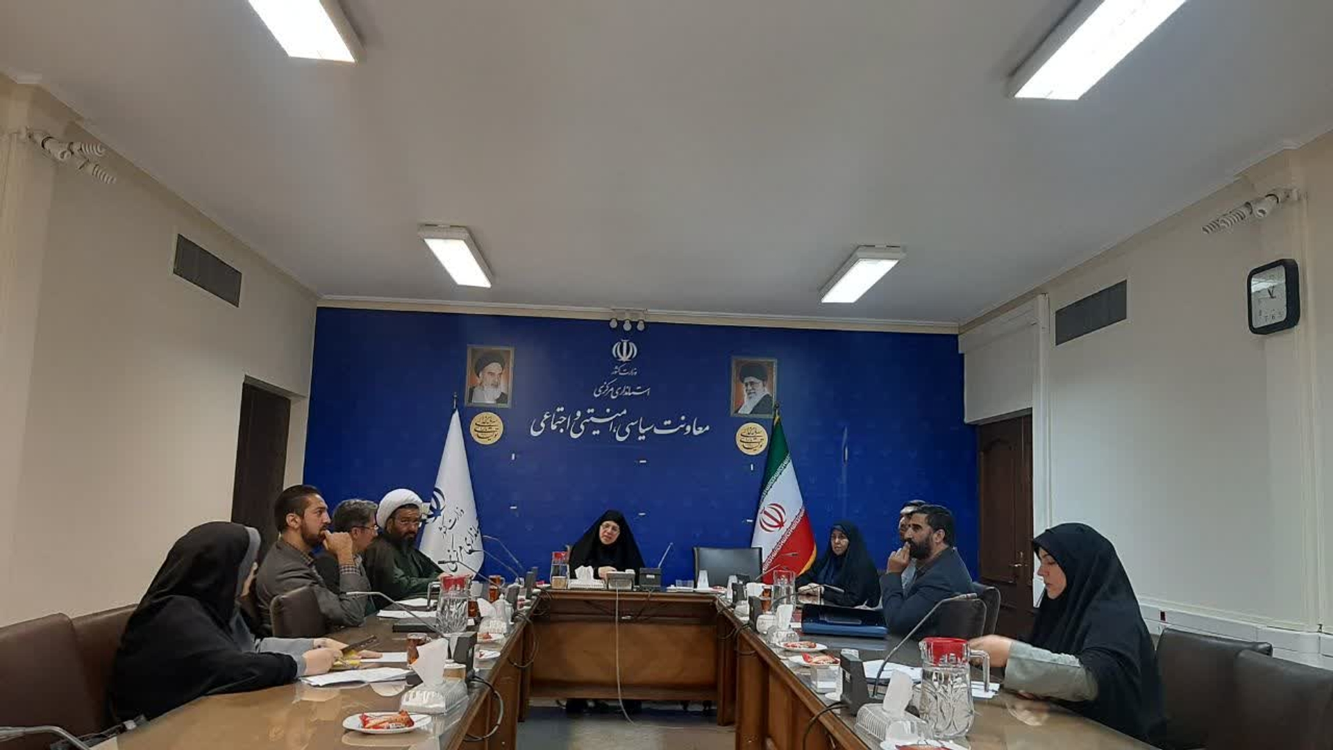 اولین جلسه داوری سومین رویداد جایزه ملی جوانی جمعیت به ریاست مفتح زاده مدیرکل امور زنان وخانواده استانداری  برگزار شد .
در این جلسه احکام داوران به آنها اهدا و سپس در خصوص نحوه بررسی و امتیاز دهی به آثار ارسالی شرکت کننده ها بحث و تبادل نظر گردید .

🗓دوشنبه ۱۷آذر ۱۴۰۴