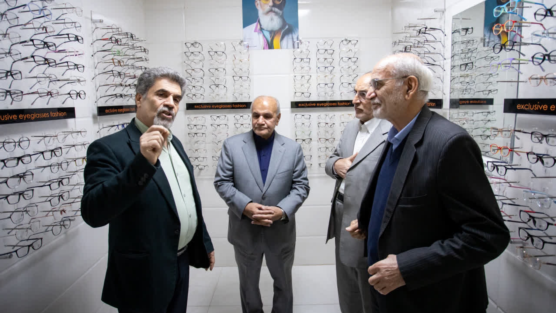 استانداران ادوار استان مرکزی از درمانگاه خیریه بدرالسادات میر احمدی ( حاج سلطانعلی مقیمی ) خمین بازدید کردند