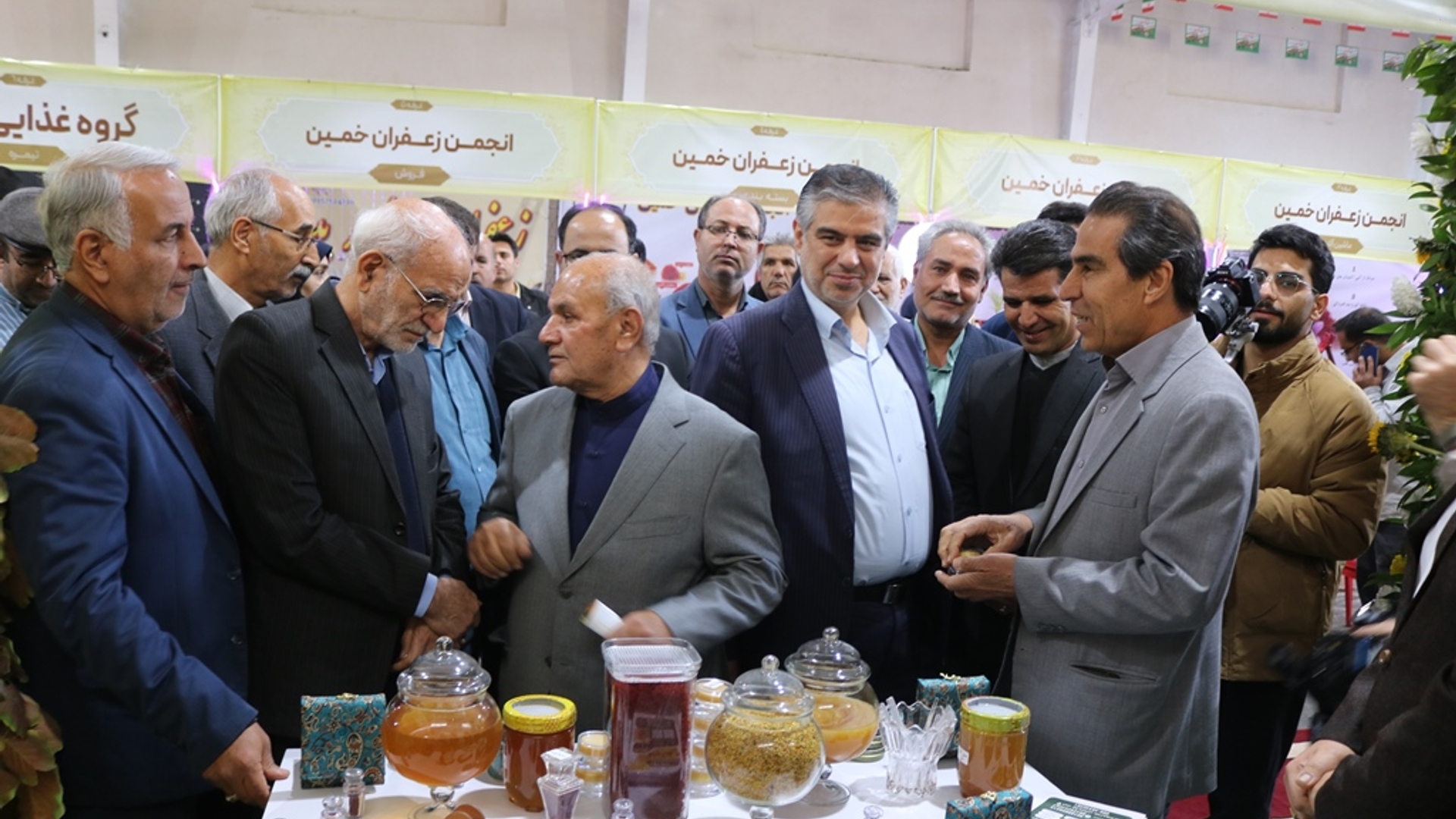 استانداران ادوار استان مرکزی از محل برگزاری اولین جشنواره عسل و زعفران شهرستان خمین بازدید کردند