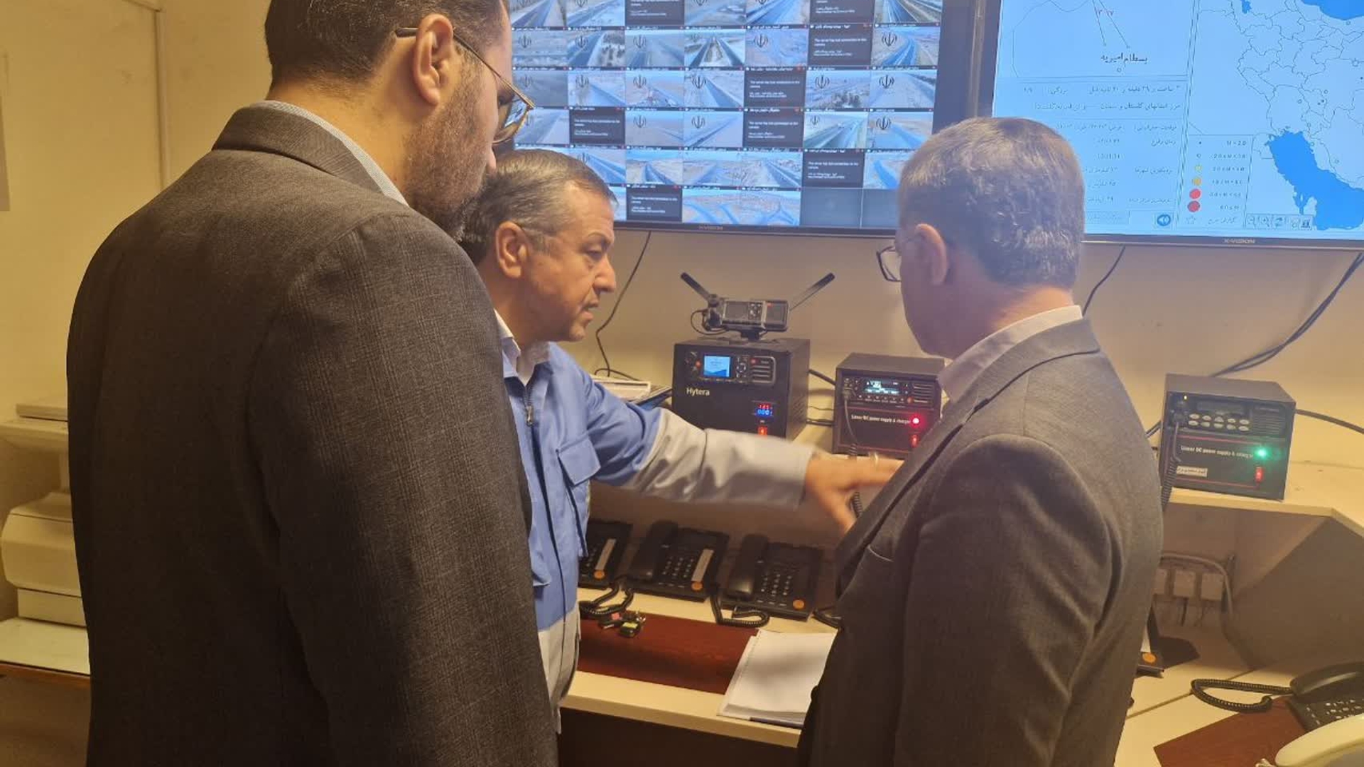 بازدید معاون سیاسی، امنیتی و اجتماعی استانداری مرکزی از اتاق فرماندهی و کنترل وضعیت خطوط امن ارتباطی مستقیم