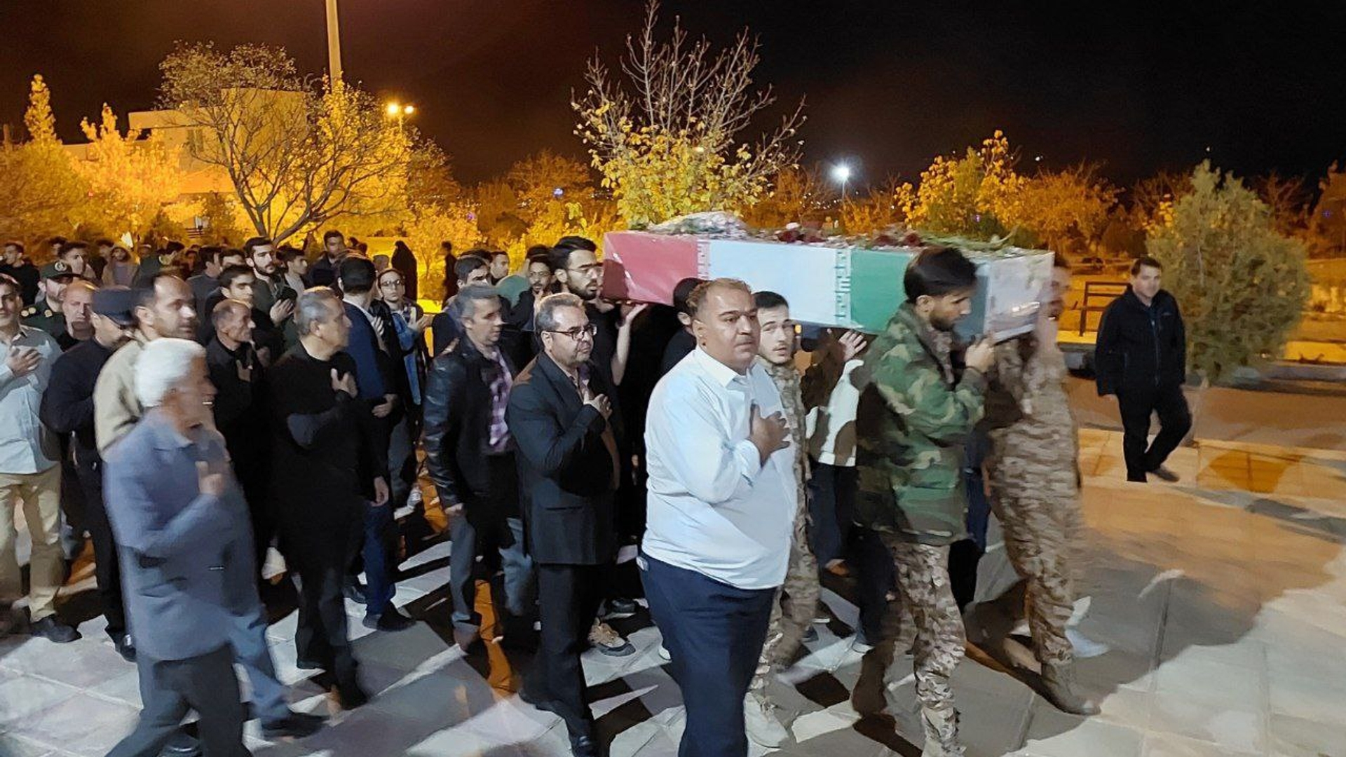 محفل شهدایی و مراسم شبی با شهید گمنام در دانشگاه دولتی محلات برگزار شد.