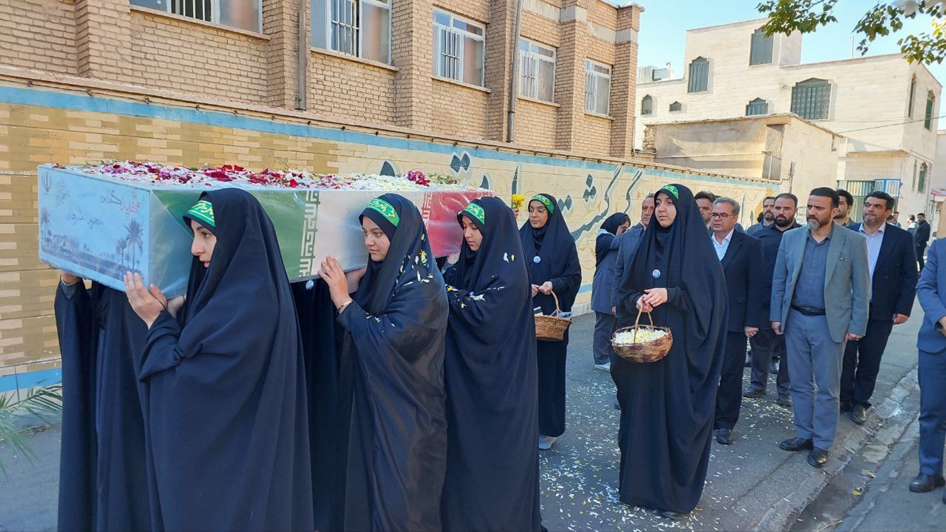 آیین استقبال از پیکر مطهر شهید گمنام در مدارس محلات برگزار شد.