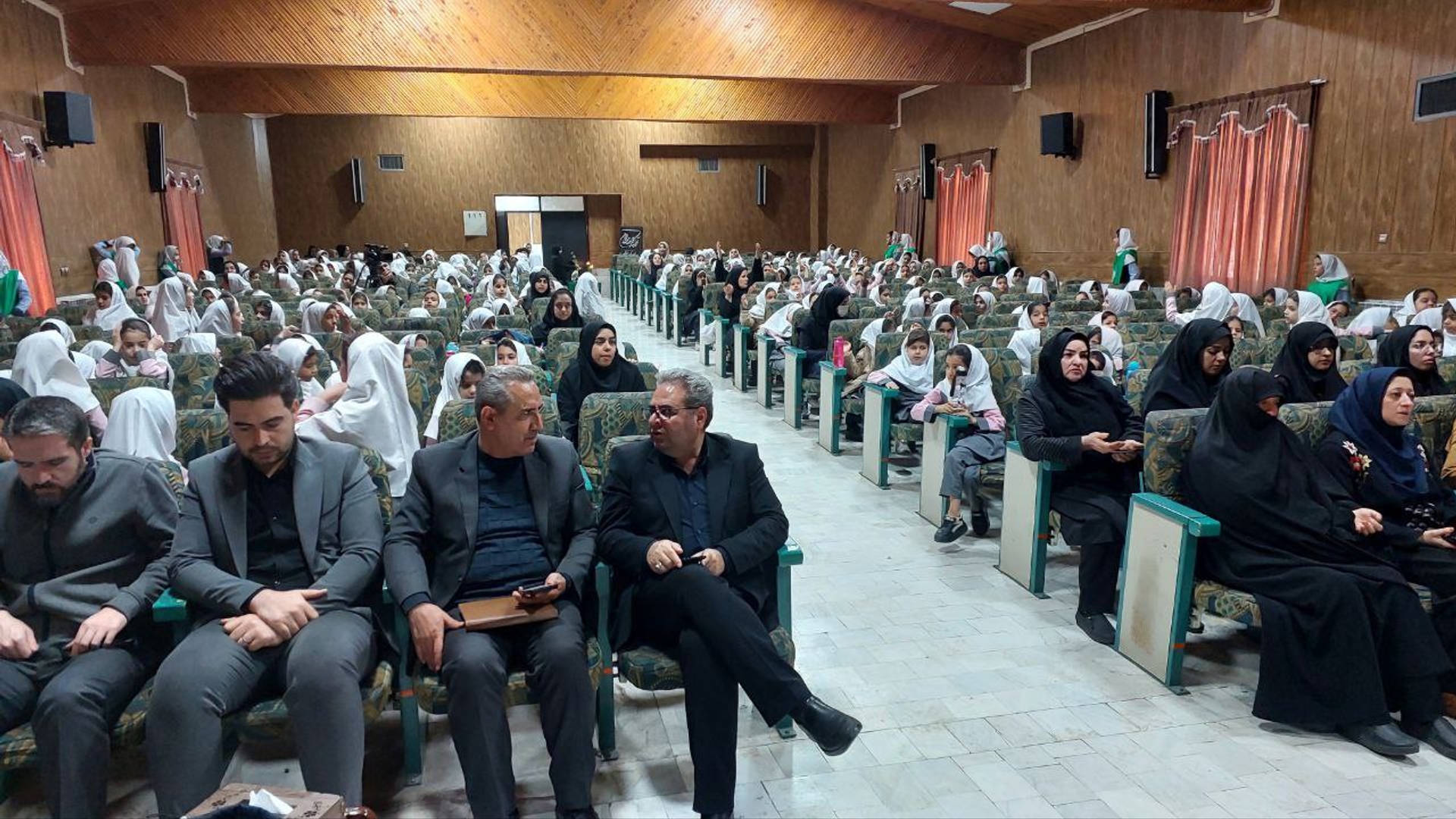 اجرای نمایش حدیث کساء و تشییع نمادین حضرت زهرا(س) توسط دانش آموزان دبستان حضرت زینب(س)