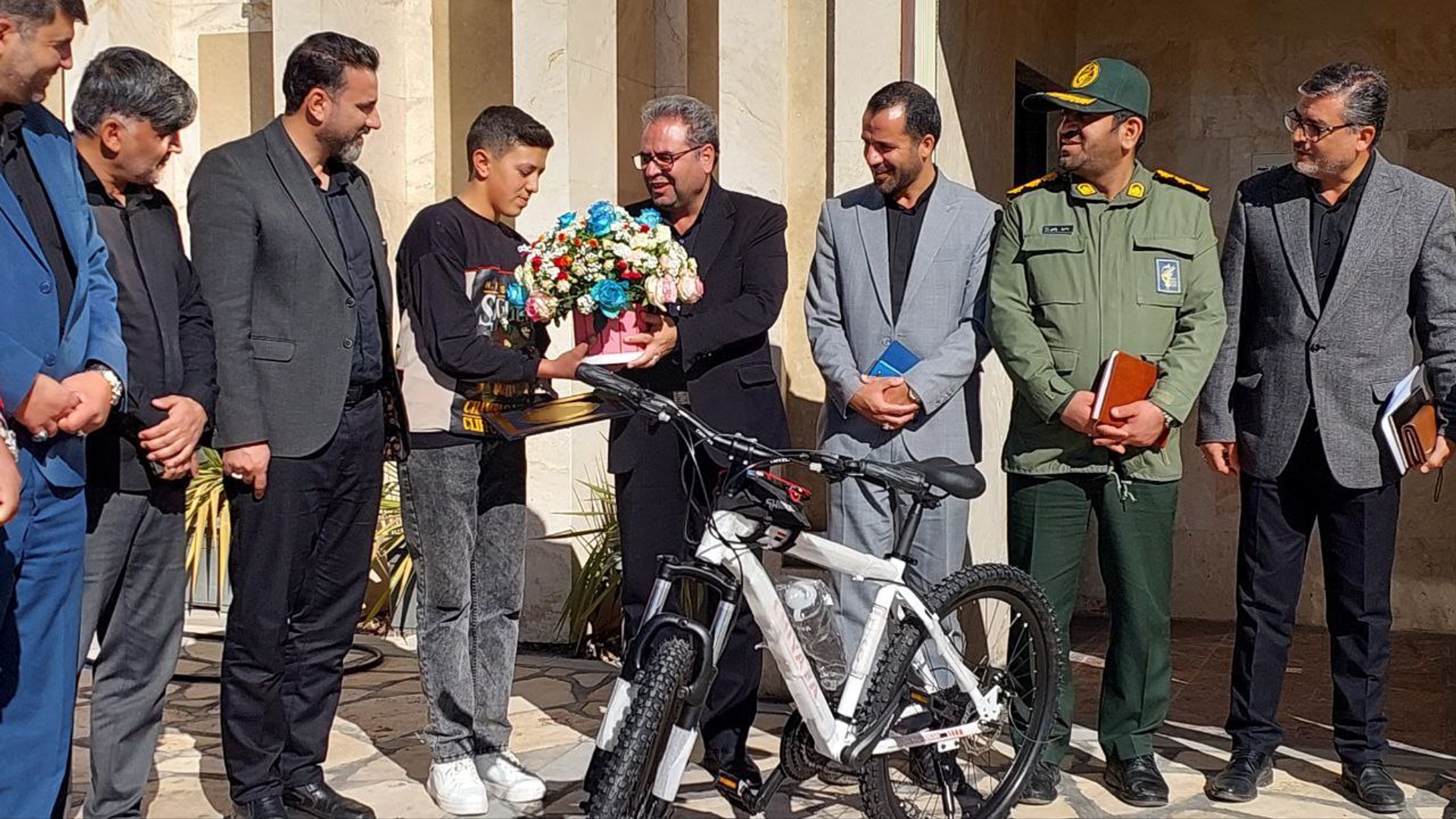 با حضور مهندس خزائی‌پور فرماندار شهرستان محلات و جمعی از مسئولان، جایزه لیگ ملی گام (گامیران) به نوجوان ورزشکار الیاس اصغری اهدا گردید.