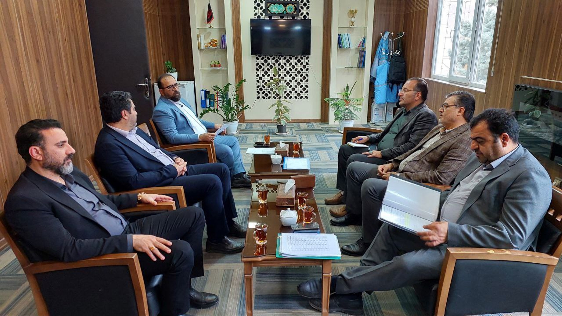 جلسهٔ هم‌اندیشی با حضور مدیرکل دفتر مبارزه با قاچاق کالا و ارز استانداری،
معاونین عمرانی و سیاسی فرماندار و همچنین شهردار محلات، با محوریت بررسی وضعیت سوخت ناوگان حمل‌ونقل مسافر و بار درون‌شهری، در فرمانداری شهرستان محلات برگزار شد.