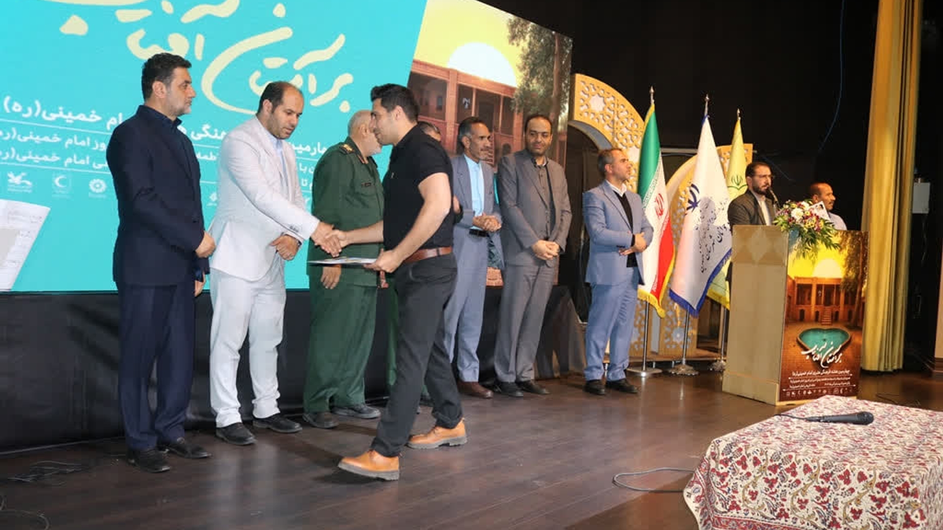 آئین تجلیل از جامعه ورزش وجوا نان شهرستان خمین برگزار شد