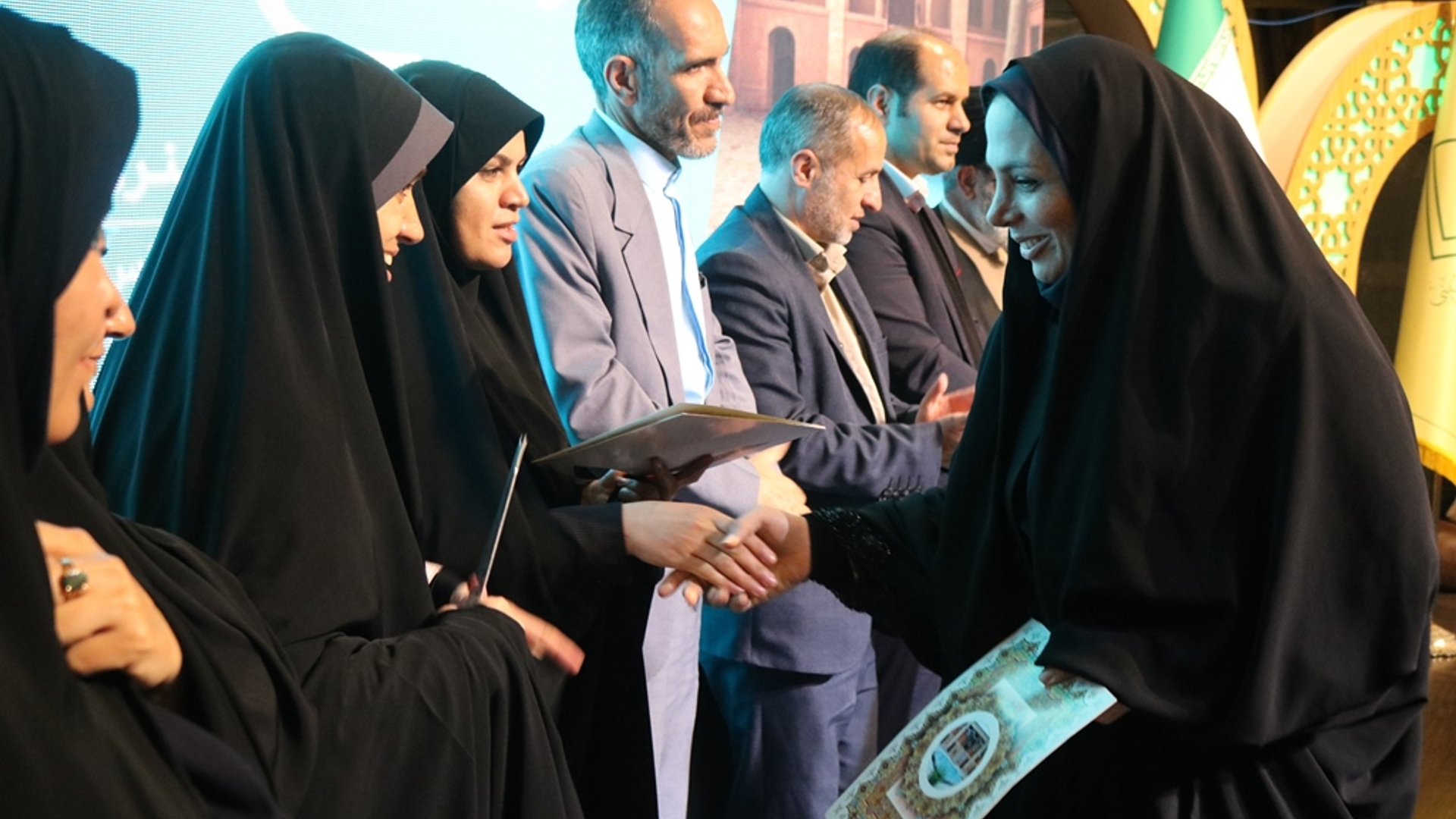 آئین گرامیداشت روز زن و تجلیل از بانوان برتر شهرستان خمین برگزار شد