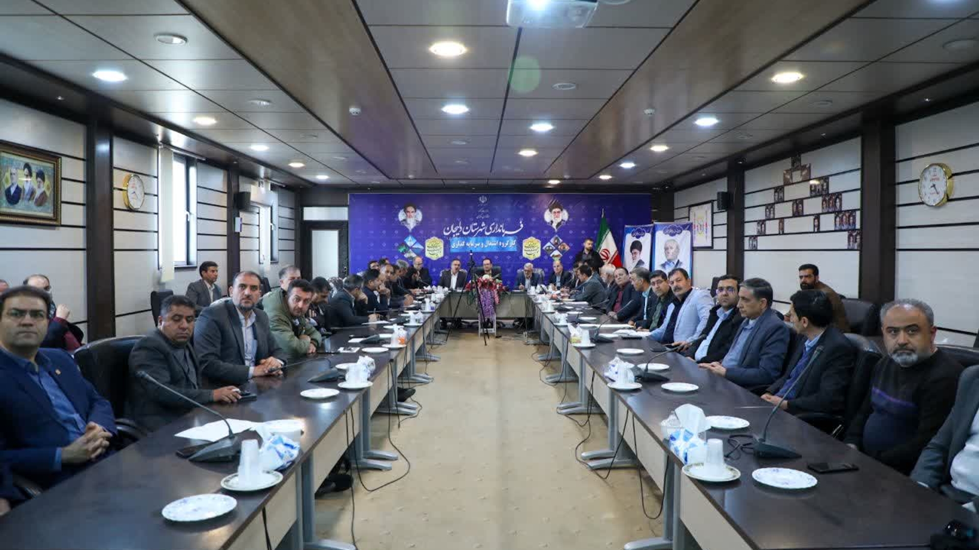 نشست مشترک کارگروه تخصصی اشتغال و سرمایه‌گذاری و شورای راهبردی توسعه تعاون شهرستان دلیجان با حضور  مدیران استانی و شهرستانی برگزار شد و مهم‌ترین برنامه‌ها و راهکارهای توسعه اشتغال، حمایت از تعاونی‌ها و جذب سرمایه‌گذاری در منطقه مورد بررسی قرار گرفت.

  کارگروه اشتغال و سرمایه‌گذاری و شورای توسعه تعاون شهرستان دلیجان با حضور مازیار گلشن،فرماندار دلیجان،مختار احمدی، مدیرکل تعاون، کار و رفاه اجتماعی استان مرکزی، معاونان تخصصی اداره کل، نمایندگان دستگاه‌های اجرایی و نمایندگان بانک‌های عامل شهرستان در محل فرمانداری برگزار شد.

در این کارگروه، بر ضرورت بررسی میدانی و عملیاتی مشکلات مردم در سطح شهرستان تأکید شد. مطابق محورهای جلسه، مقرر شد تصمیم‌گیری برای شهرستان‌ها مبتنی بر احصاء مستقیم موانع و مشکلات در همان سطح شهرستان انجام شود تا عملکرد دستگاه‌های اجرایی و بانک‌های عامل با دقت بیشتری مورد ارزیابی قرار گیرد.

این جلسه با دو محور اصلی ادامه یافت؛ نخست بررسی وضعیت اشتغال، سرمایه‌گذاری و تولید در شهرستان و ارزیابی میزان پیشرفت سند توسعه اشتغال و سرمایه‌گذاری دلیجان، و دوم بررسی عملکرد شهرستان در چارچوب سند توسعه بخش تعاون.

همچنین در ادامه، آخرین وضعیت طرح‌های معرفی‌شده به بانک‌های عامل، روند پرداخت تسهیلات، میزان پیشرفت طرح‌های سرمایه‌گذاری، عملکرد تعاونی‌ها و هماهنگی میان دستگاه‌های اجرایی مورد بحث و جمع‌بندی قرار گرفت. بر ضرورت فعال‌سازی مستمر کارگروه‌ها، پیگیری مصوبات و ثبت کامل اطلاعات تسهیلات در سامانه‌های مربوطه نیز تأکید شد.

این نشست با تعیین وظایف دستگاه‌ها و تأکید بر اجرای دقیق برنامه‌ها به کار خود پایان داد.