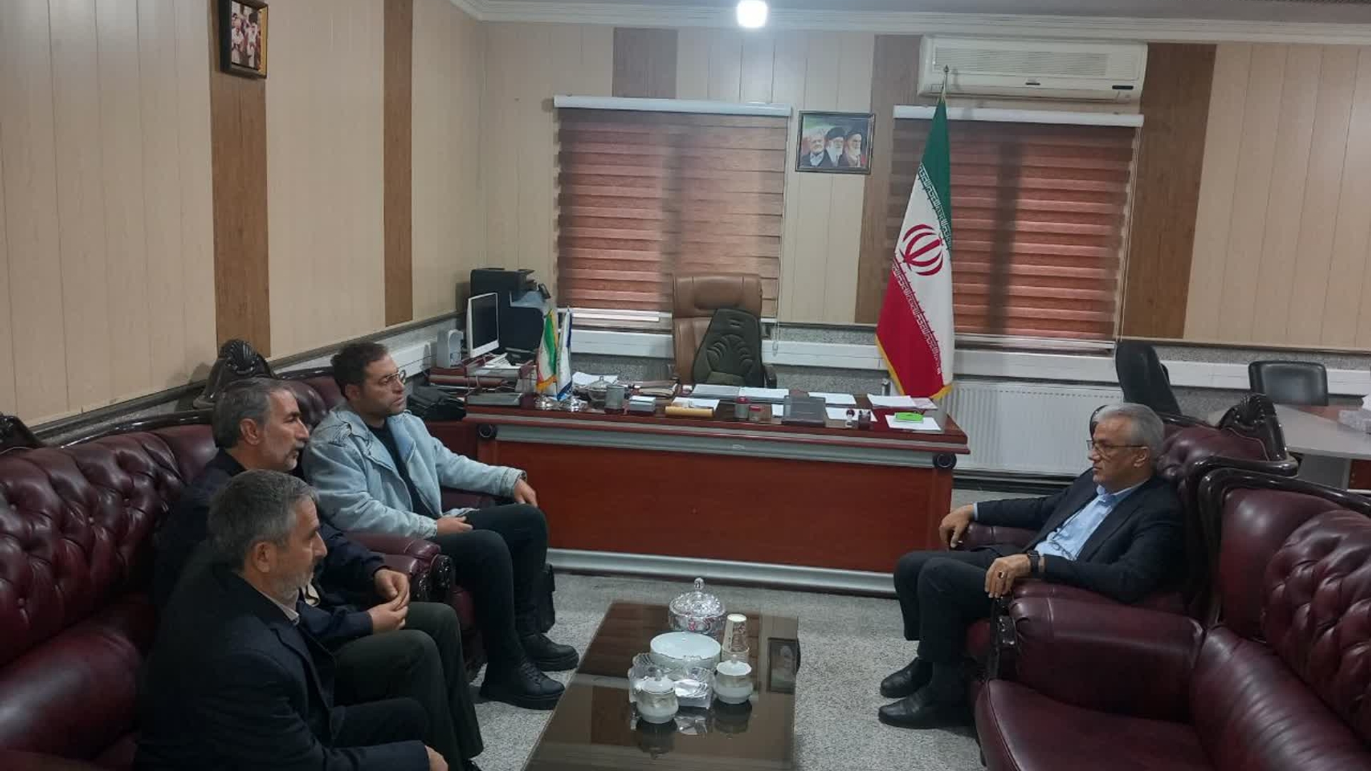 دیدار و نشست اعضای شورای اسلامی روستای فیض‌آباد بخش زاویه با فرماندار شهرستان