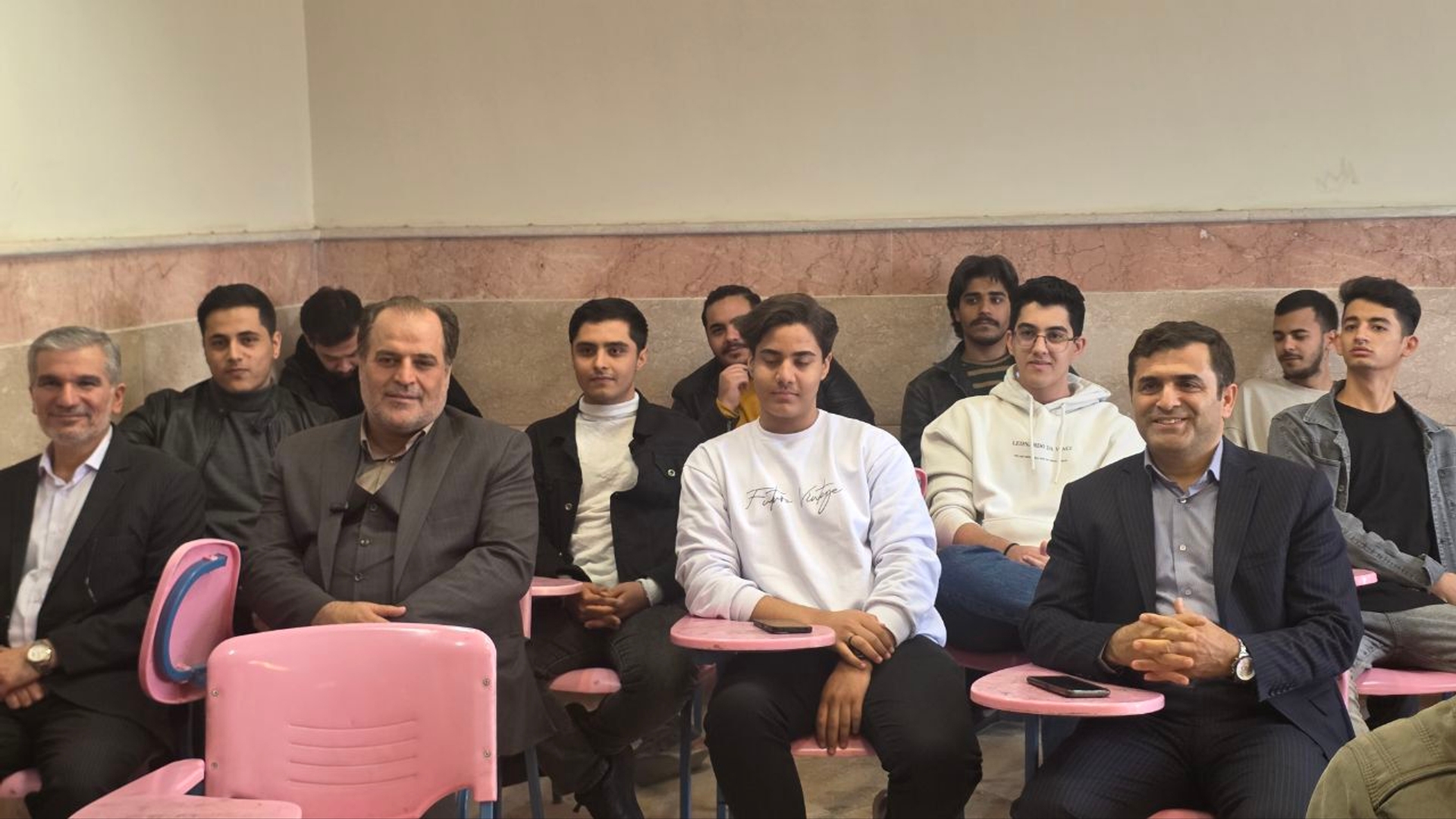 بازدید فرماندار از دانشگاه آزاد اسلامی ساوه به مناسبت روز دانشجو