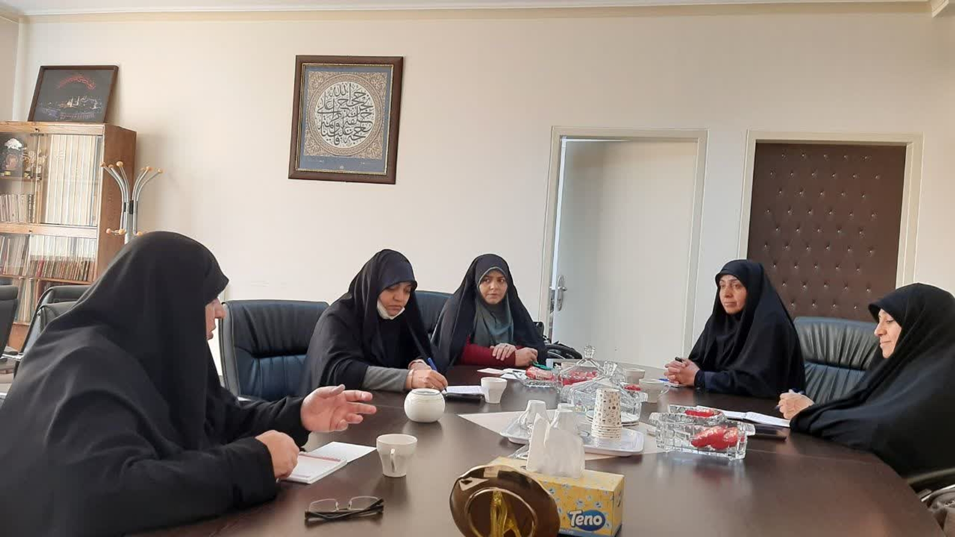 نجمین جلسه کمیته بانوان کنگره ملی نقش حضرت امام خمینی رحمت الله علیه و ۶۲۰۰ شهید استان مرکزی در دفاع مقدس با محوریت بررسی و تحلیل دستورالعمل اجرایی کمیته بانوان کنگره به ریاست مفتح زاده مدیرکل امورزنان وخانواده وباحضور غفاری نائب رییس کمیته، محمدمیرزایی دبیرکمیته، صبوری مسئول بسیج جامعه زنان سپاه ناحیه اراک و دهقان پور نماینده بسیج دانش آموزی درمحل دفتر امورزنان وخانواده استانداری برگزار گردید .

🔹 مقررگردید هرهفته جلسه کمیته بانوان برای تدوین برنامه اجلاسیه شهدای زن استان، با حضور اعضا تشکیل وتاقبل از پایان هفته آینده نماینده های کمیته برای شرکت درجلسات ۱۴ کمیته دیگر به ستاد کنگره معرفی شوند.

دوشنبه ۲۴ آذر ۱۴۰۴