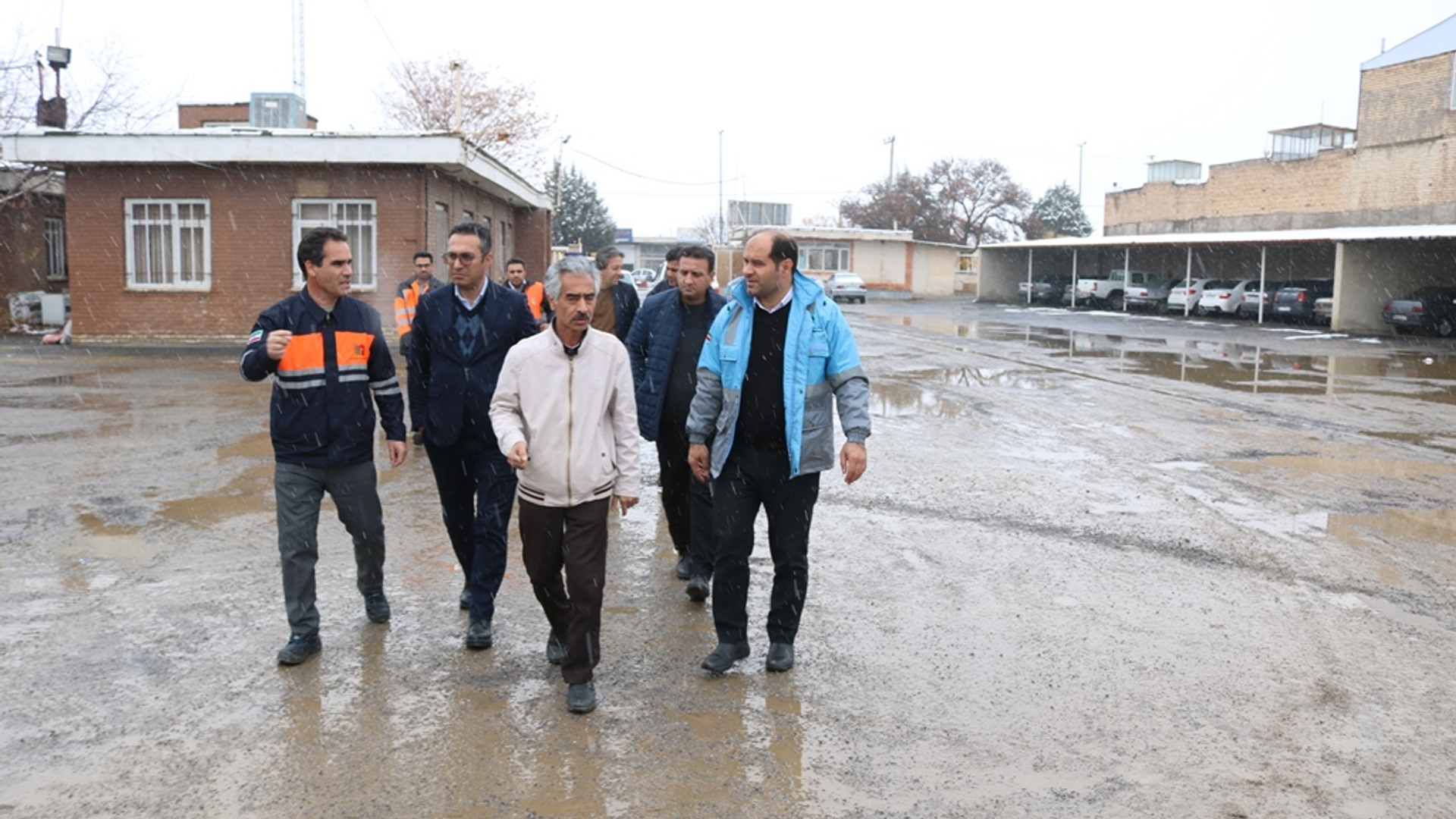 فرماندار بمناسبت روز حمل ونقل از اداره راهداری و حمل ونقل شهرستان خمین بازدید کرد