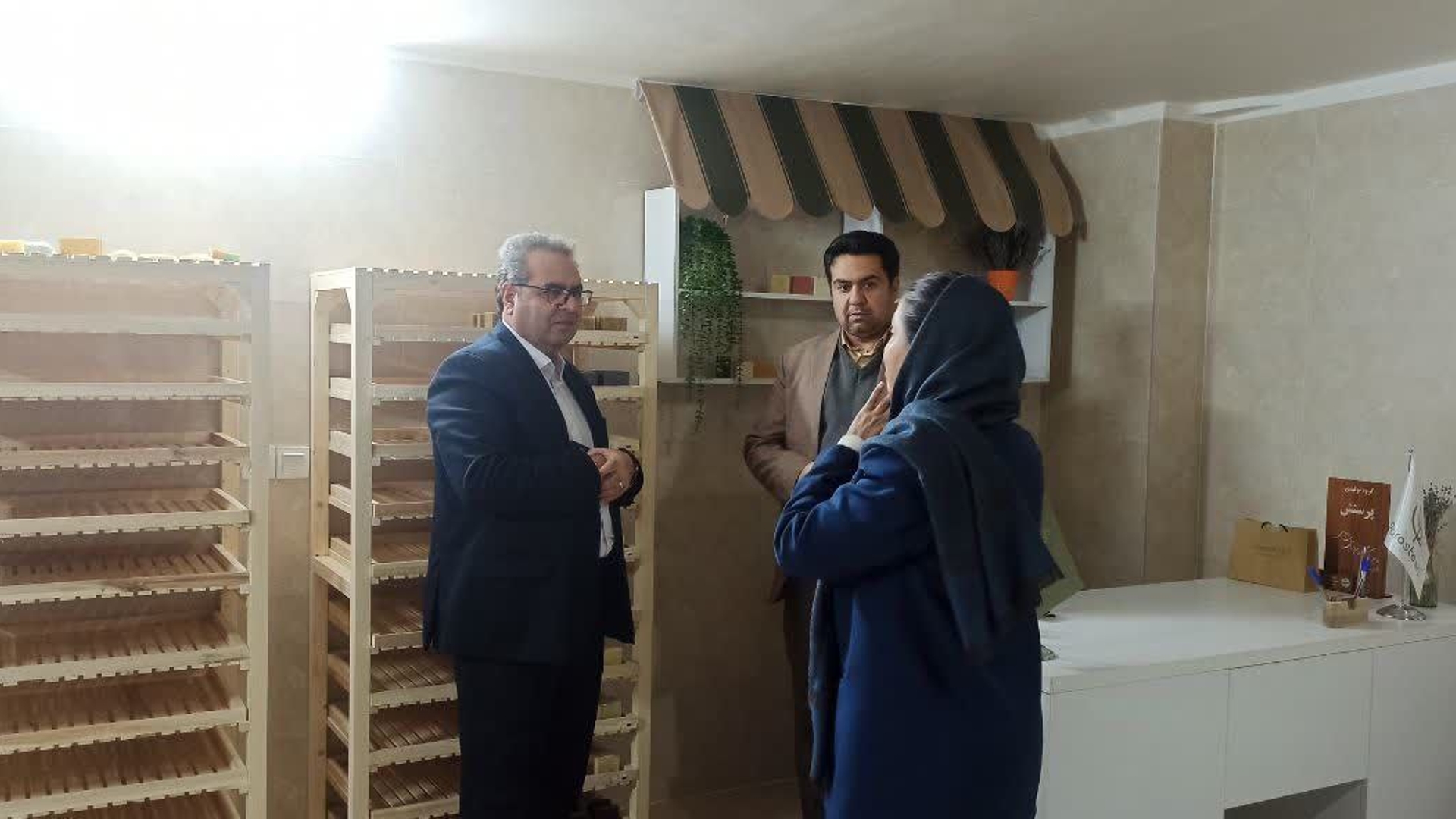 بازدید فرماندار شهرستان محلات از کارگاه تولید صابون