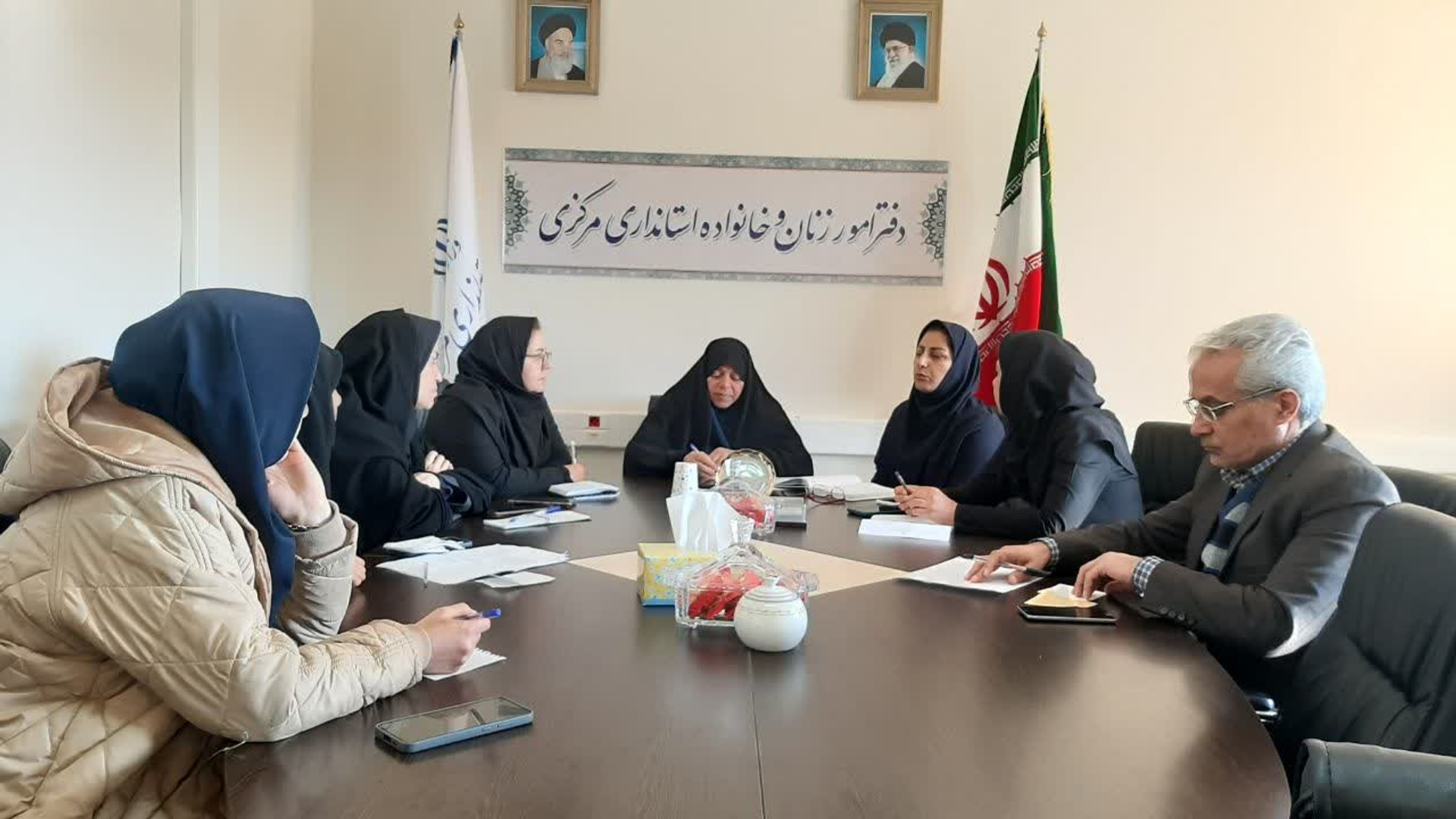 جلسه برنامه ریزی وهماهنگی برگزاری همایش علمی زنان کارآفرین پیشران استان به ریاست مفتح زاده مدیرکل امور زنان وخانواده استانداری مرکزی