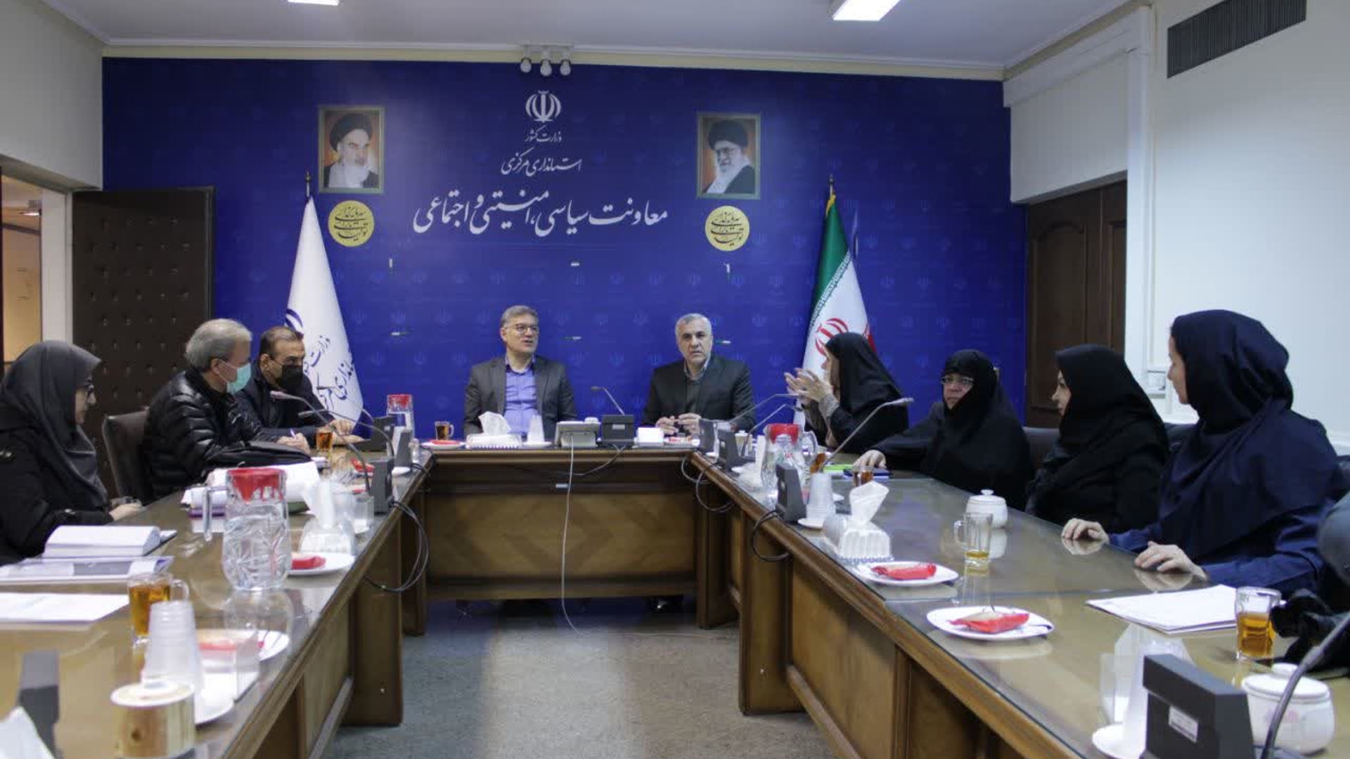 جلسه کارگروه تخصصی امور اجتماعی و فرهنگی تدوین برش استانی برنامه هفتم پیشرفت استان مرکزی به ریاست قمری ،معاون سیاسی ،امنیتی واجتماعی استانداری وباحضور مفتح زاده مدیرکل امور زنان وخانواده استانداری برگزار شد.