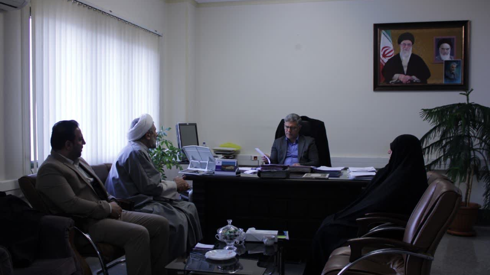 نشست آقای قمری، معاون سیاسی، امنیتی و اجتماعی استانداری مرکزی با مدیرکل دفتر امور زنان و خانواده استانداری و معاون اداره‌کل اوقات استان با موضوع راه اندازی موقوفه مشارکتی حضرت زهرا (س).

🔹هدف از راه اندازی این مرکز ارائه تسهیلات به بانوان استان‌ در زمینه های کمک هزینه؛ تحصیل، اشتغال، مسکن، ازدواج، درمان ناباروری، آزادی زندانیان، آموزش حفظ قرآن بصورت مجازی و ... می باشد.

🗓 شنبه ۶ دی ۱۴۰۴