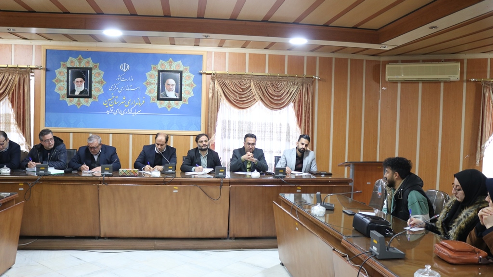 نشست بررسی مسائل و مشکلات پروژه های نهضت ملی مسکن شهرستان خمین برگزار شد