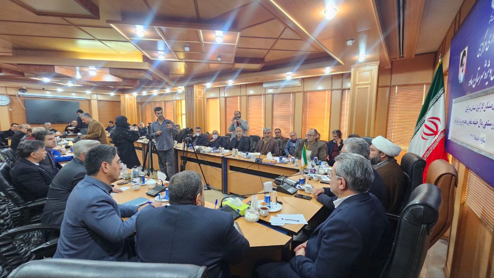 هم اکنون/شورای مسکن در فرمانداری ساوه در حال برگزاری است