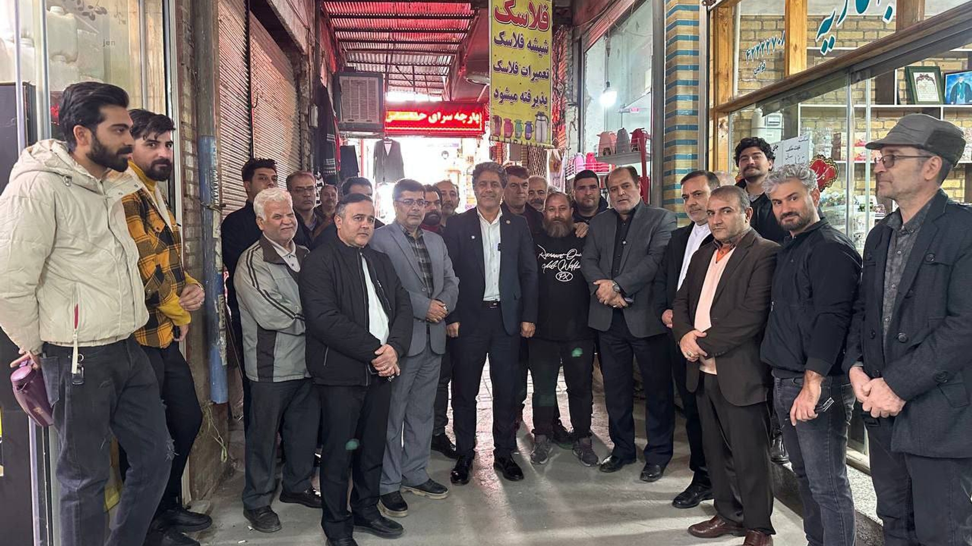 دیدار مردمی فرماندار ویژه شهرستان ساوه با بازاریان و بانک‌ها در بازدید سرزده.