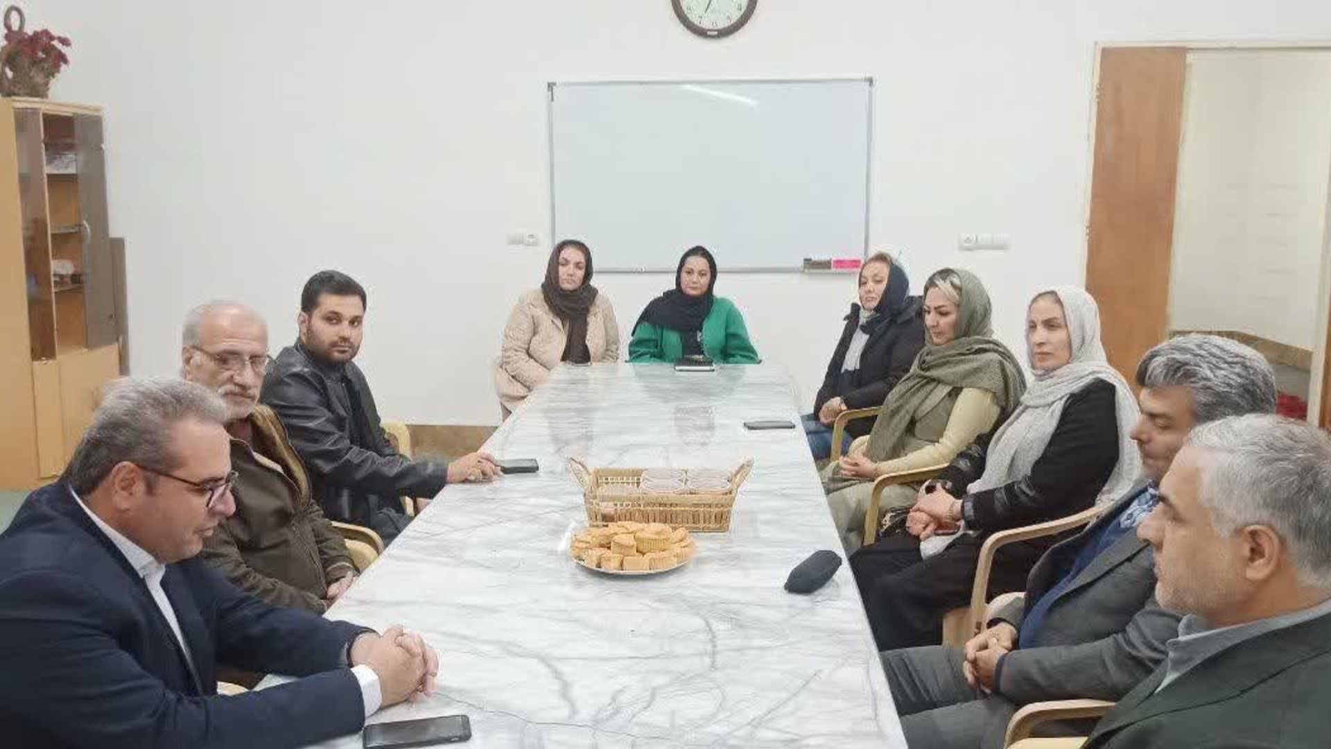 نشست باقری مدیرکل امور اجتماعی و فرهنگی استانداری با اعضای کانون فرهنگی اجتماعی بانوان شهر نیم‌ ور