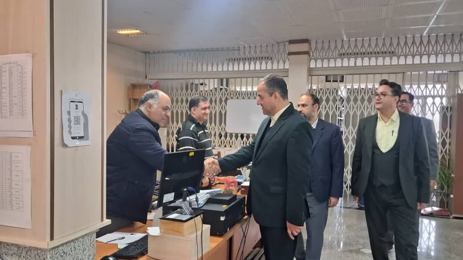 به مناسبت سوم دیماه سالروز تشکیل ثبت احوال بازدید فرماندار شهرستان اراک از اداره ثبت احوال