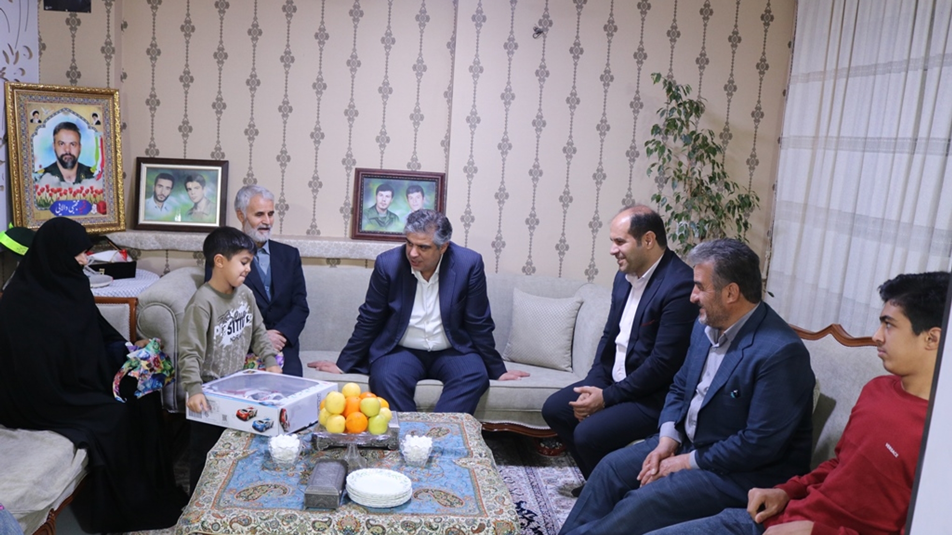 استاندار مرکزی با خانواده شهید مجتبی دالایی در خمین دیدار کرد