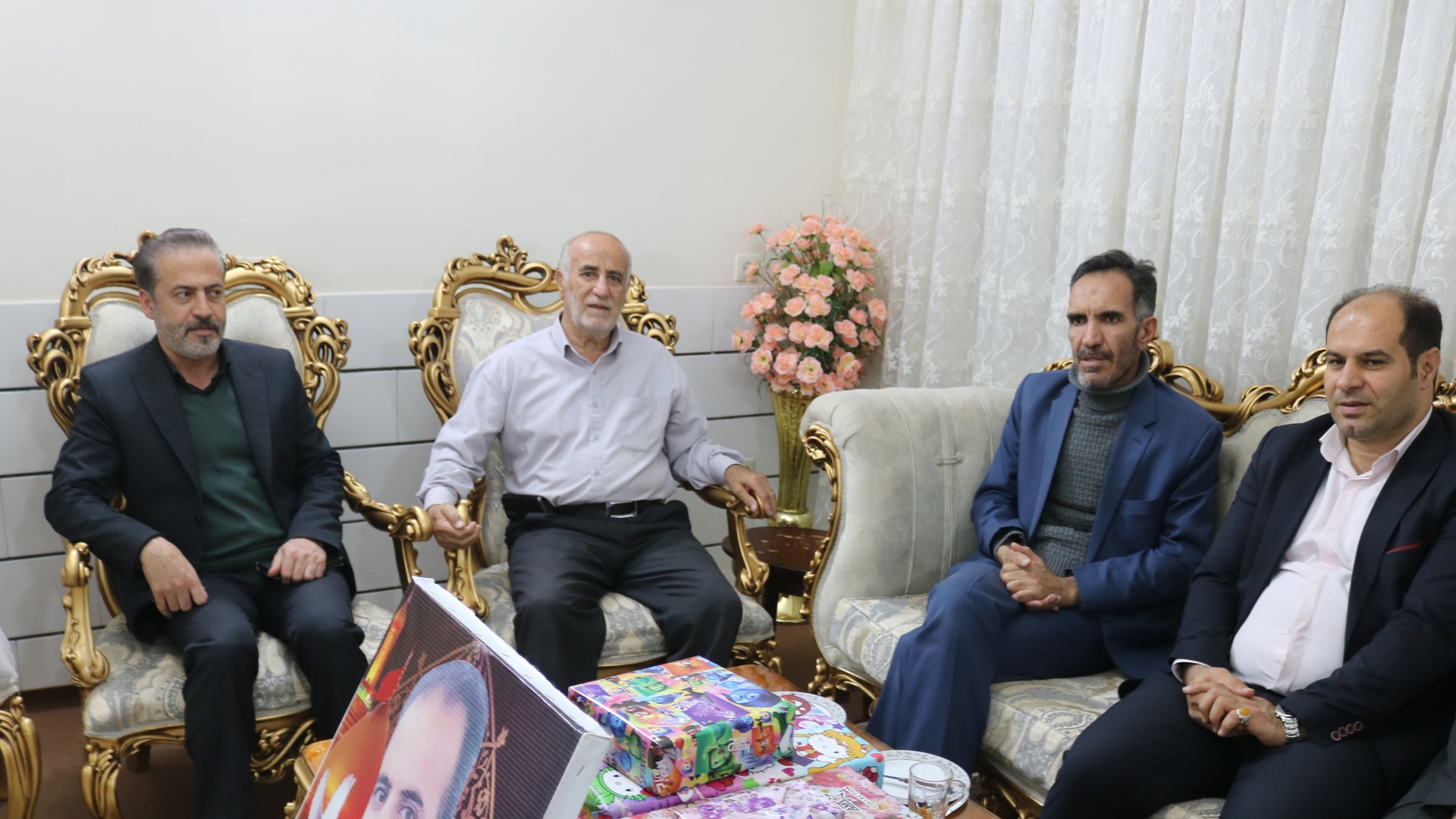 فرماندار و نماینده مردم خمین در مجلس با خانواده شهید مصطفی صباغی در خمین دیدار کرد