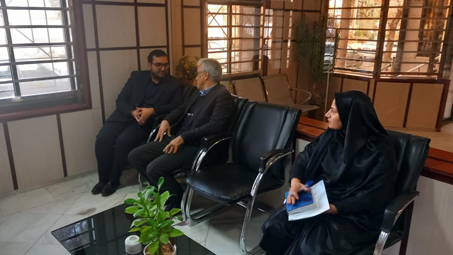 بازدید سرزده فرماندار زرندیه از بانک رفاه کارگران شعبه زرندیه