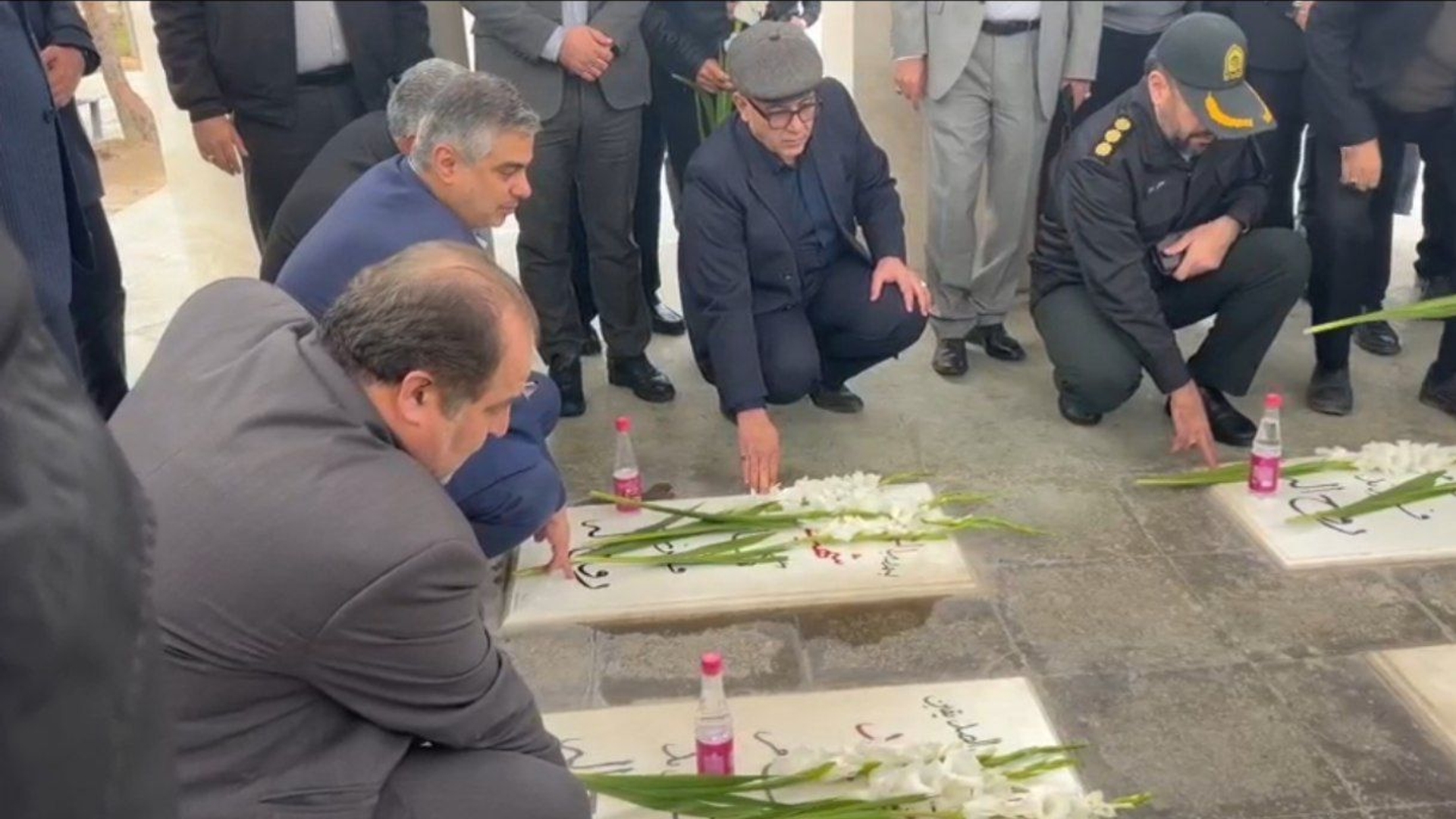 تجدید میثاق مسئولان استان مرکزی با آرمان‌های شهدا در گلزار شهدای گمنام شهر صنعتی کاوه