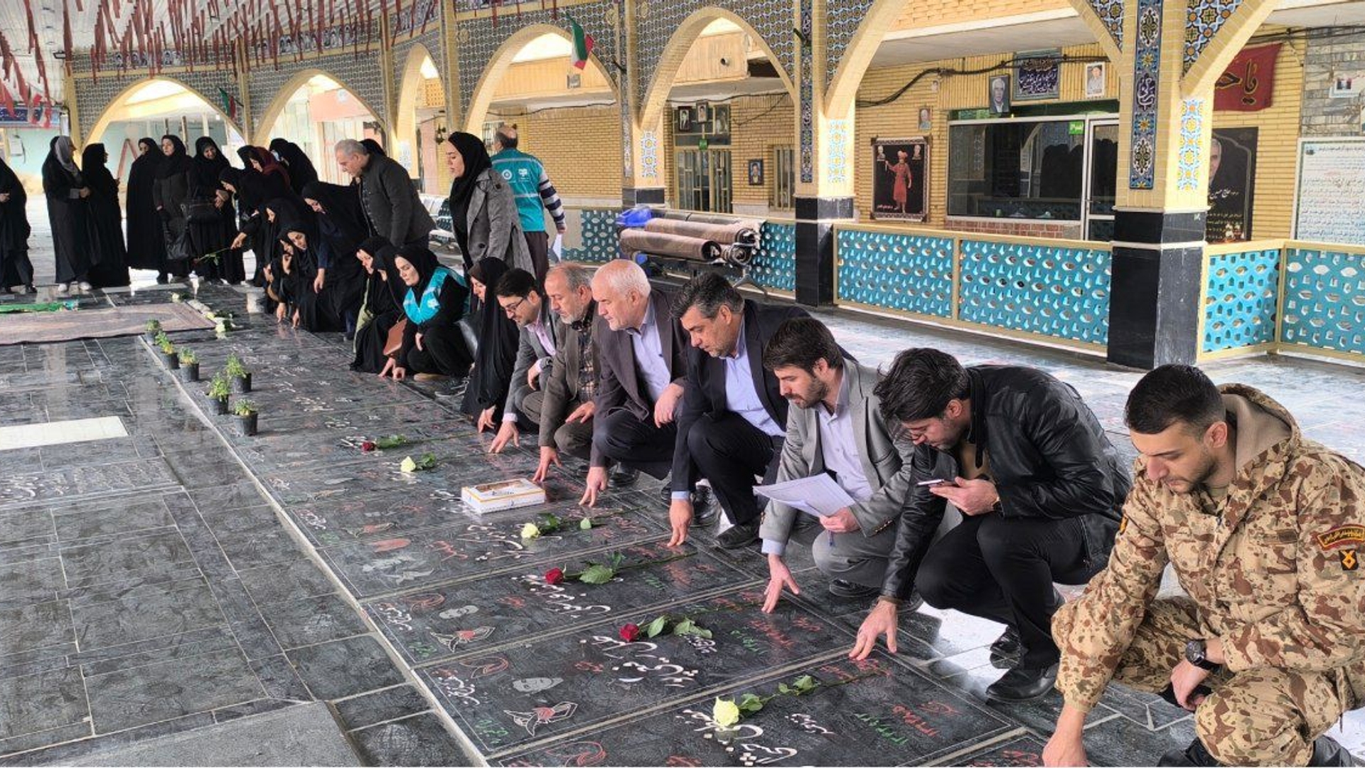 گلباران مزار شهدای ساوه به مناسبت دهه فجر