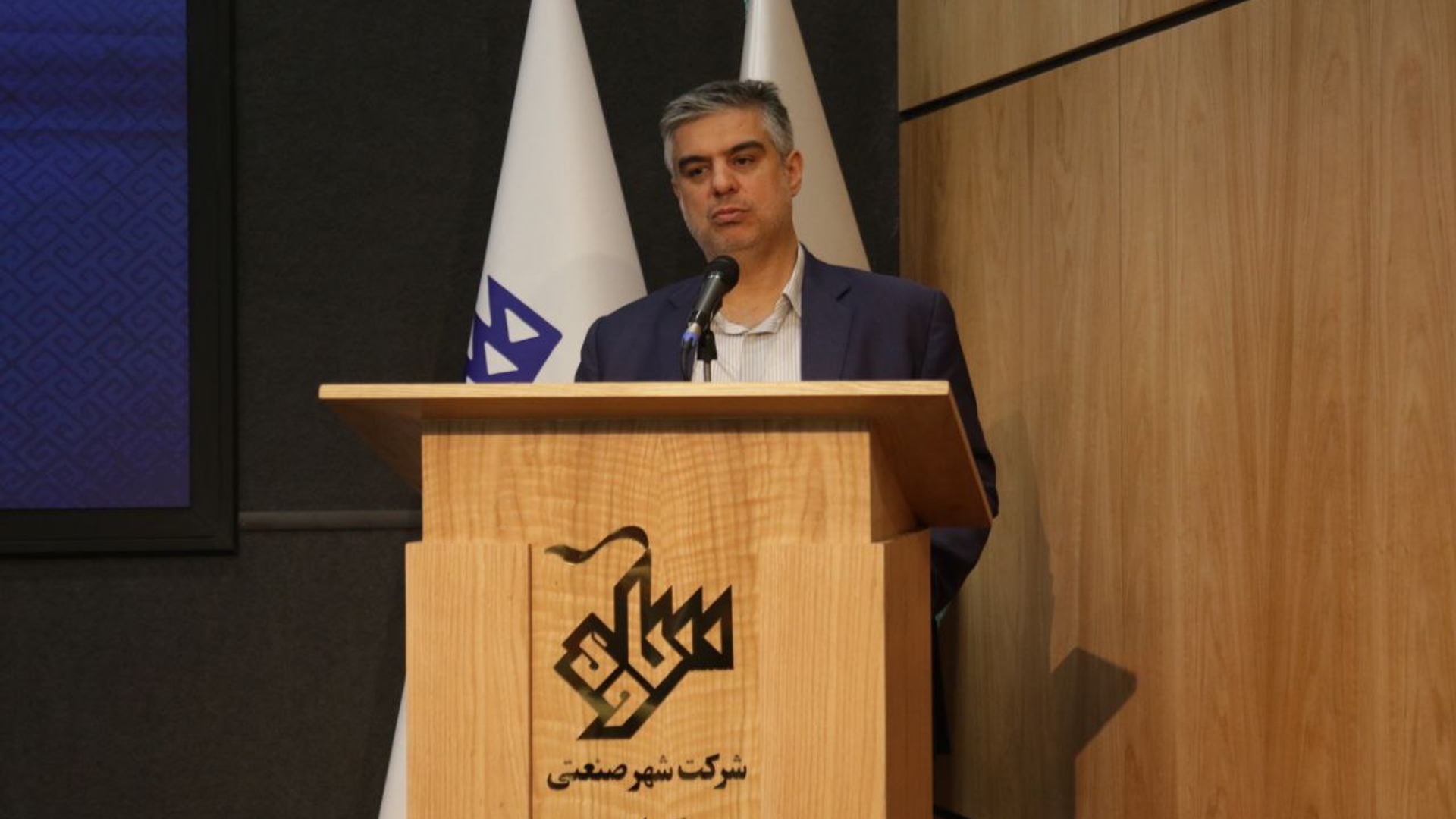 ‍ استاندار مرکزی عنوان کرد:
🔻توسعه صنعتی و آمادگی زیرساختی استان عامل موفقیت‌های اقتصادی کشور