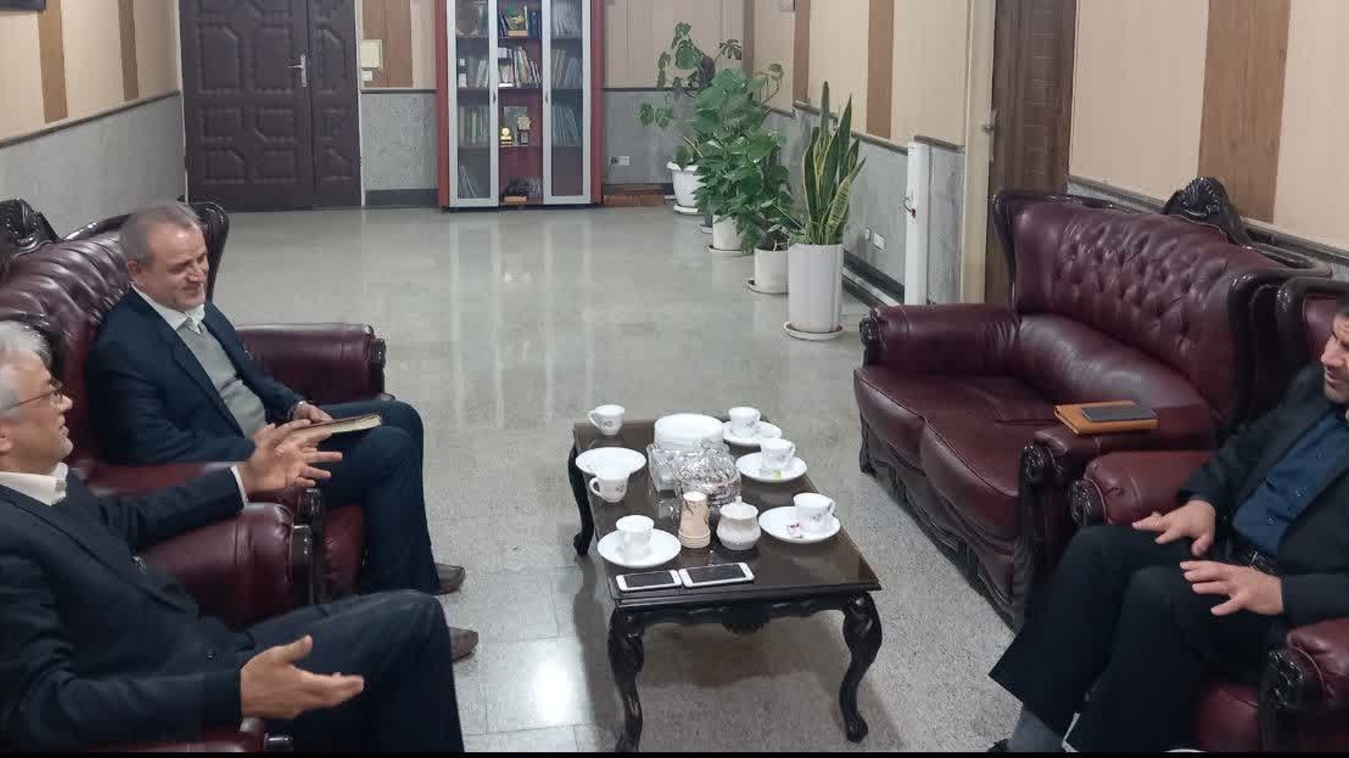 گفتگو فرماندار زرندیه با حسن وکیلی و موسی لطفی فر در بخشداری مرکزی