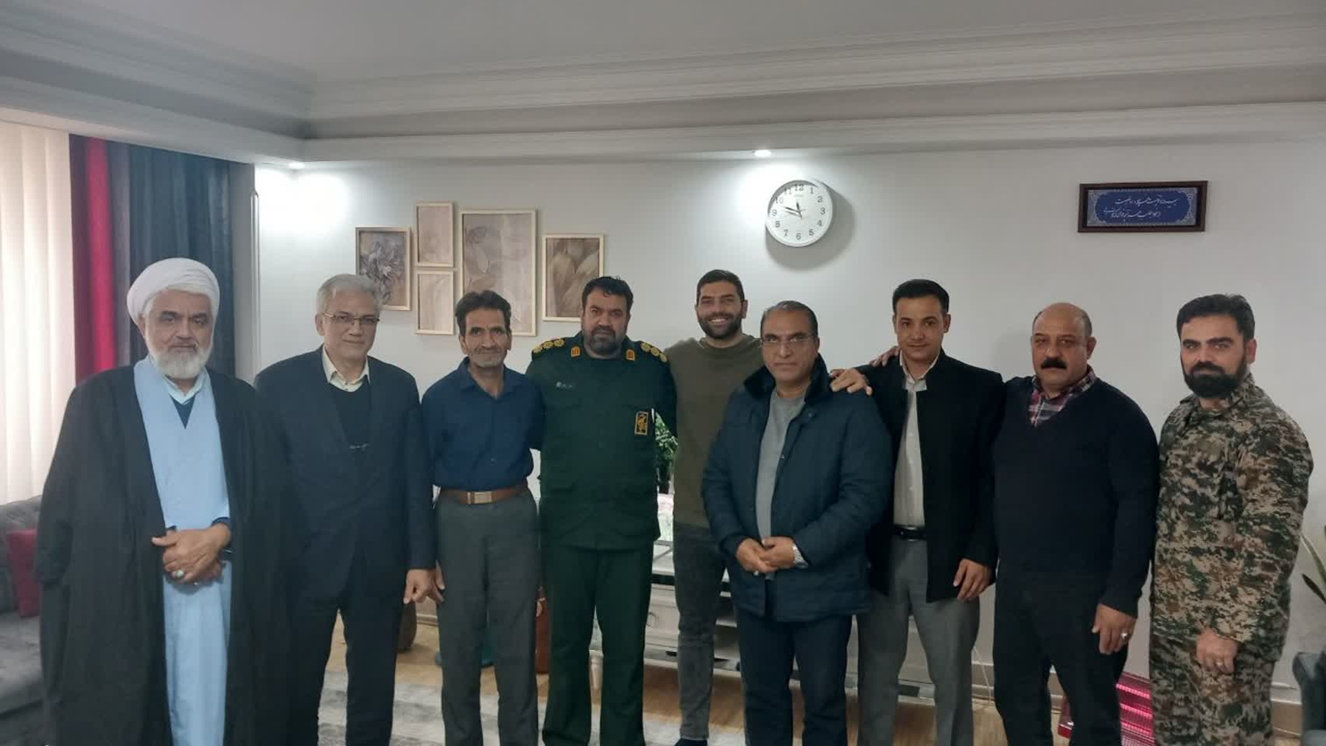 حضور فرماندار و مسئولان زرندیه در منزل عباس مفخم، قهرمان مسابقات جهانی