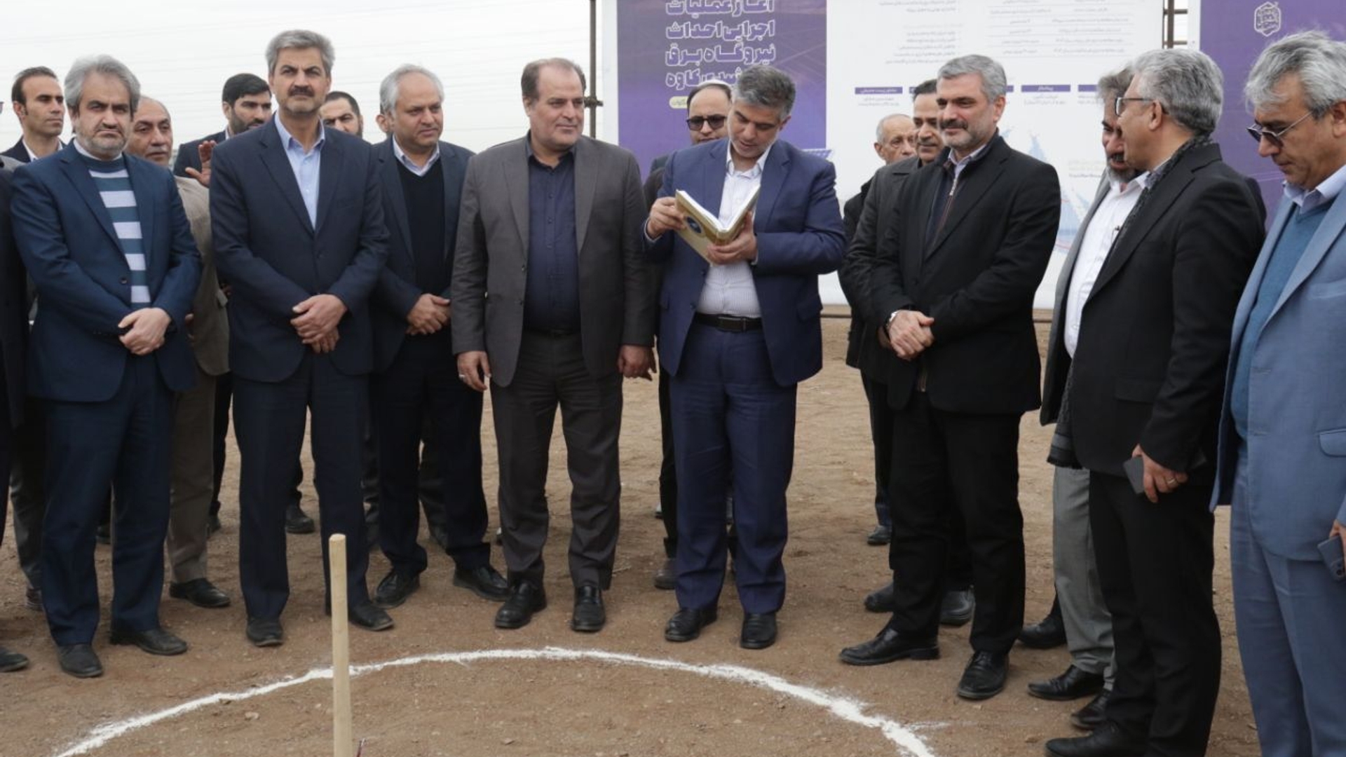 گزارش تصویری از  حضور دکتر مهدی زندیه‌وکیلی استاندار مرکزی در شهرستان ساوه به مناسبت ایام الله دهه فجر