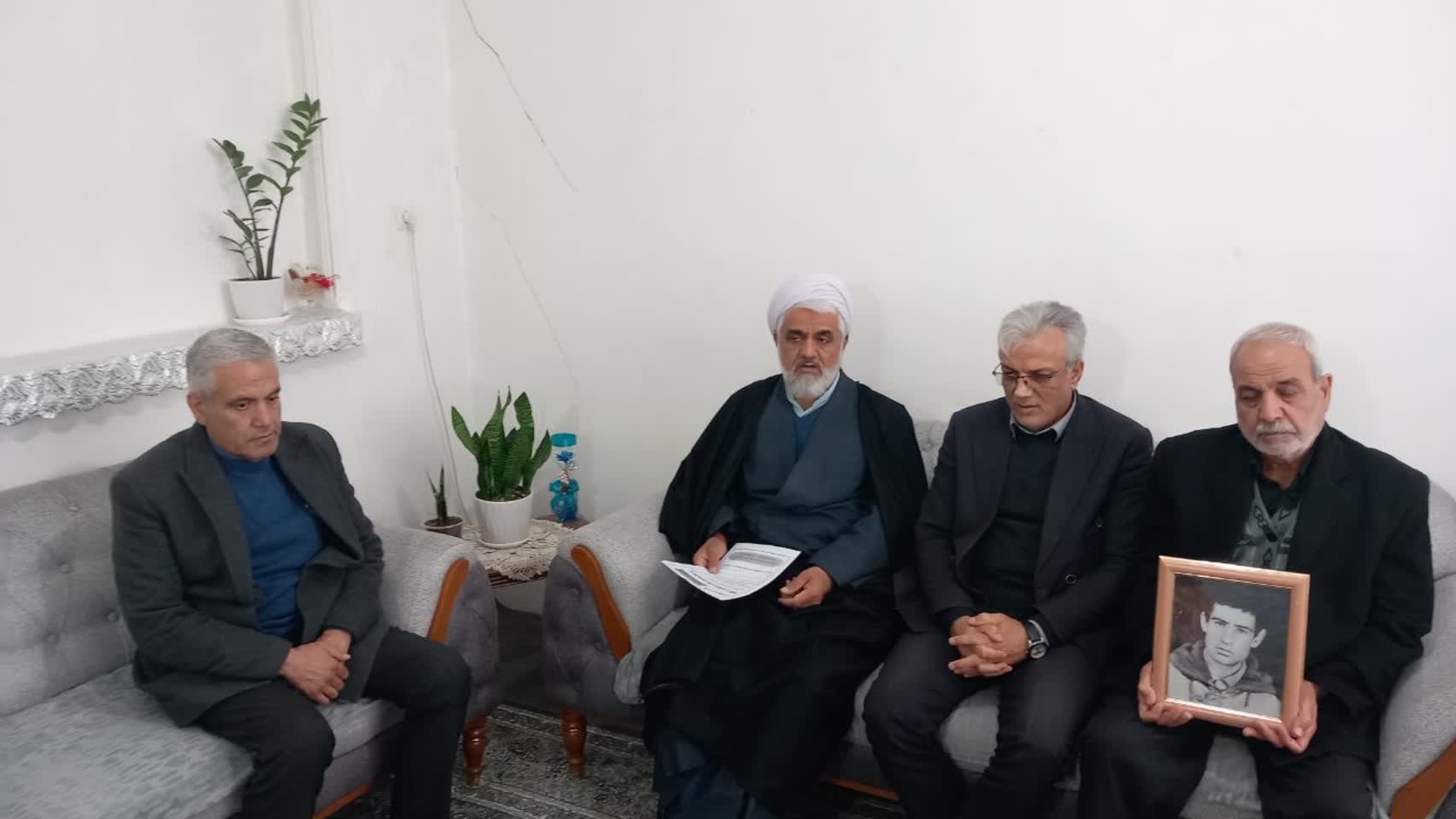 تجدید میثاق با خانواده شهیدان: فرماندار زرندیه با والده شهید احمد قلعه بیگی دیدار کرد