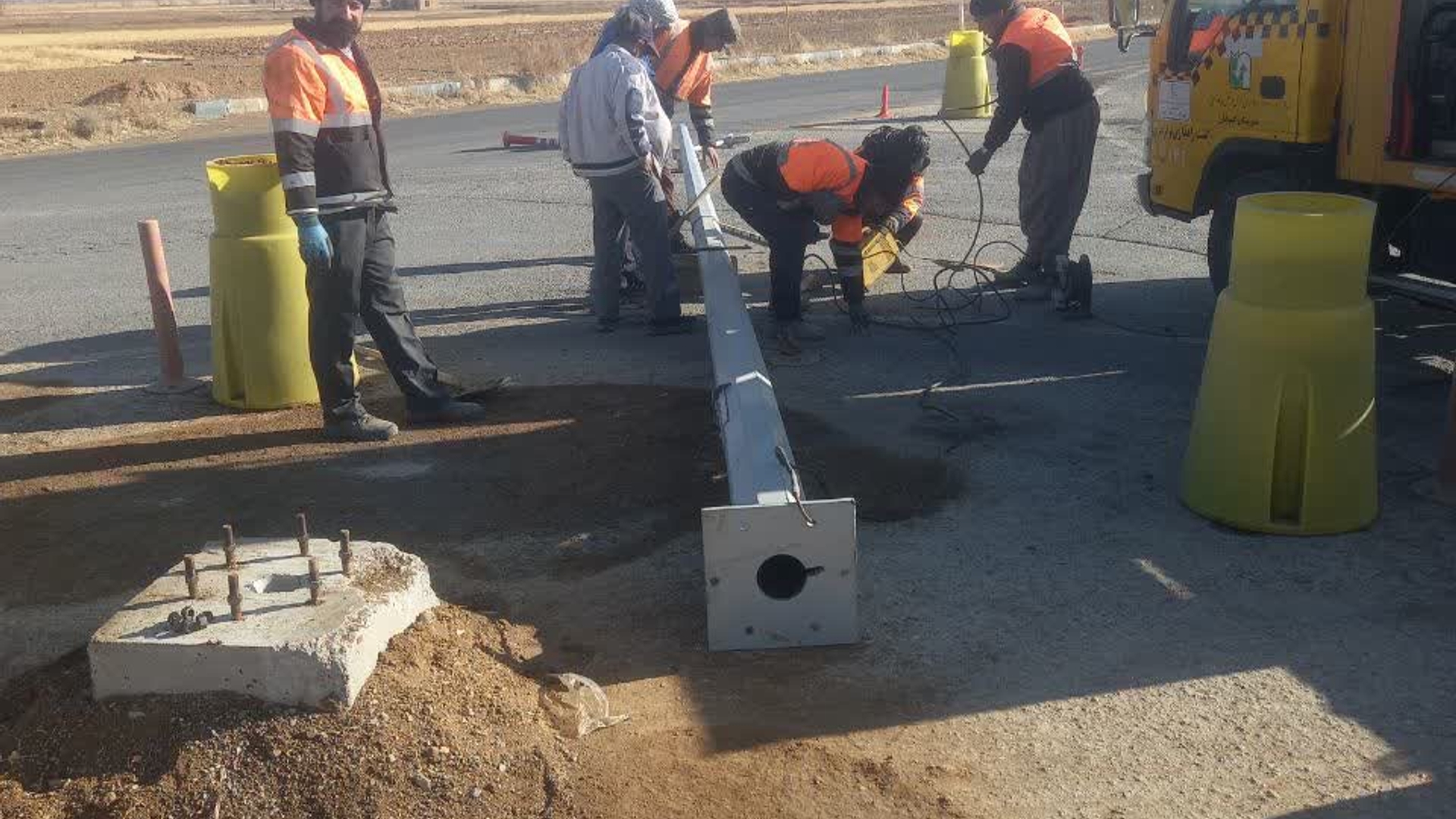 🔸اجرای عملیات خط‌کشی و ایمن‌سازی محورهای مواصلاتی شهرستان کمیجان