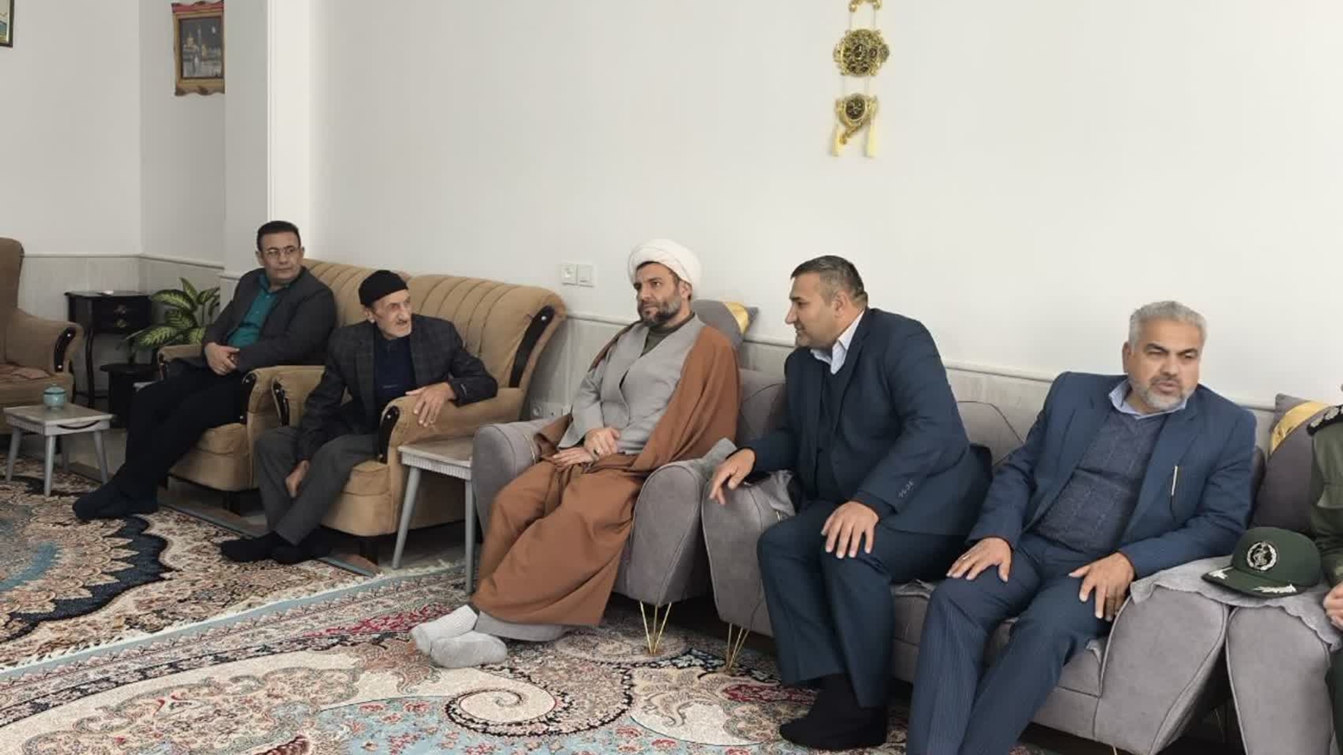 🔻دیدار فرماندار و امام جمعه شهرستان کمیجان با خانواده معظم شهید عقیقی به مناسبت آغاز دهه فجر