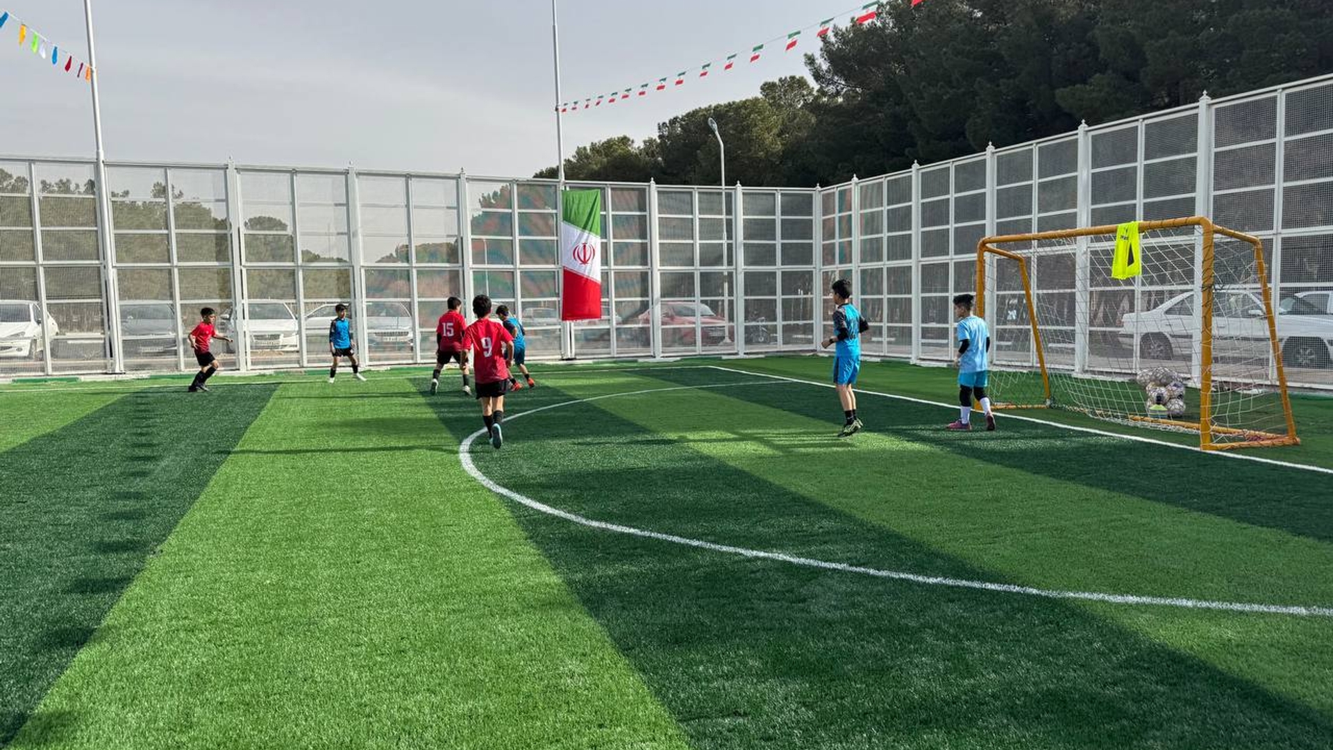 زمین چمن شهید امینی با حضور فرماندار ساوه افتتاح شد