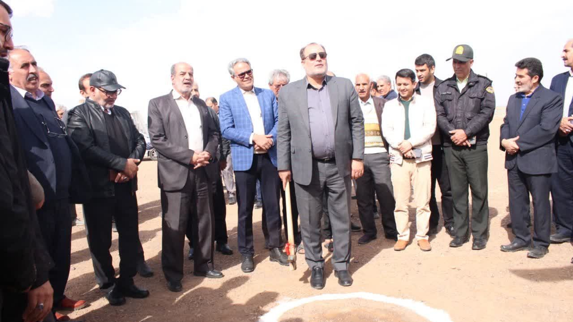 به مناسبت دهه مبارک فجر آیین کلنگ‌زنی مجموعه فرهنگی ـ ورزشی روستای طراز ناهید برگزار شد